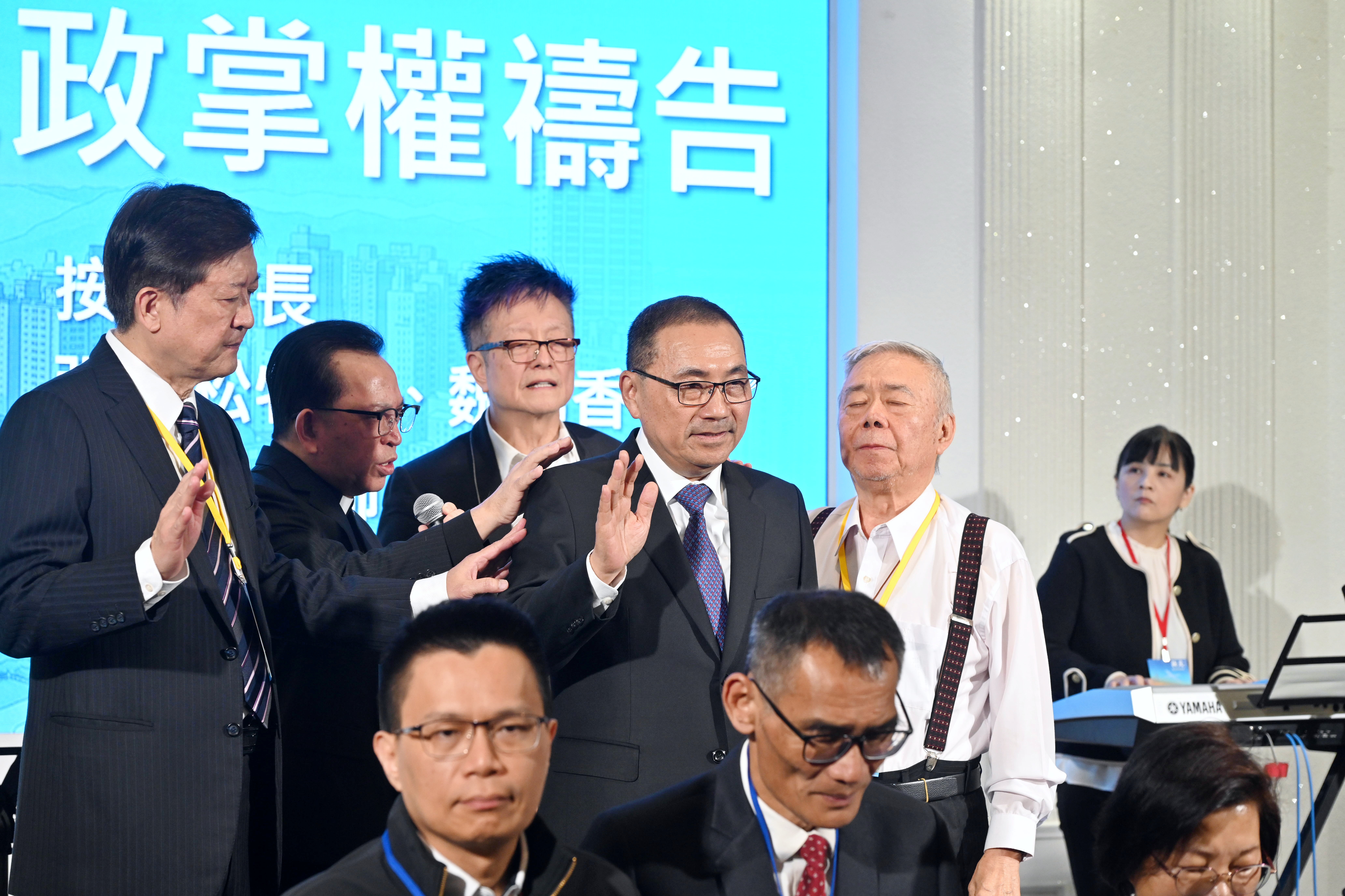 聯禱會代表牧長為新北市府團隊祈福。