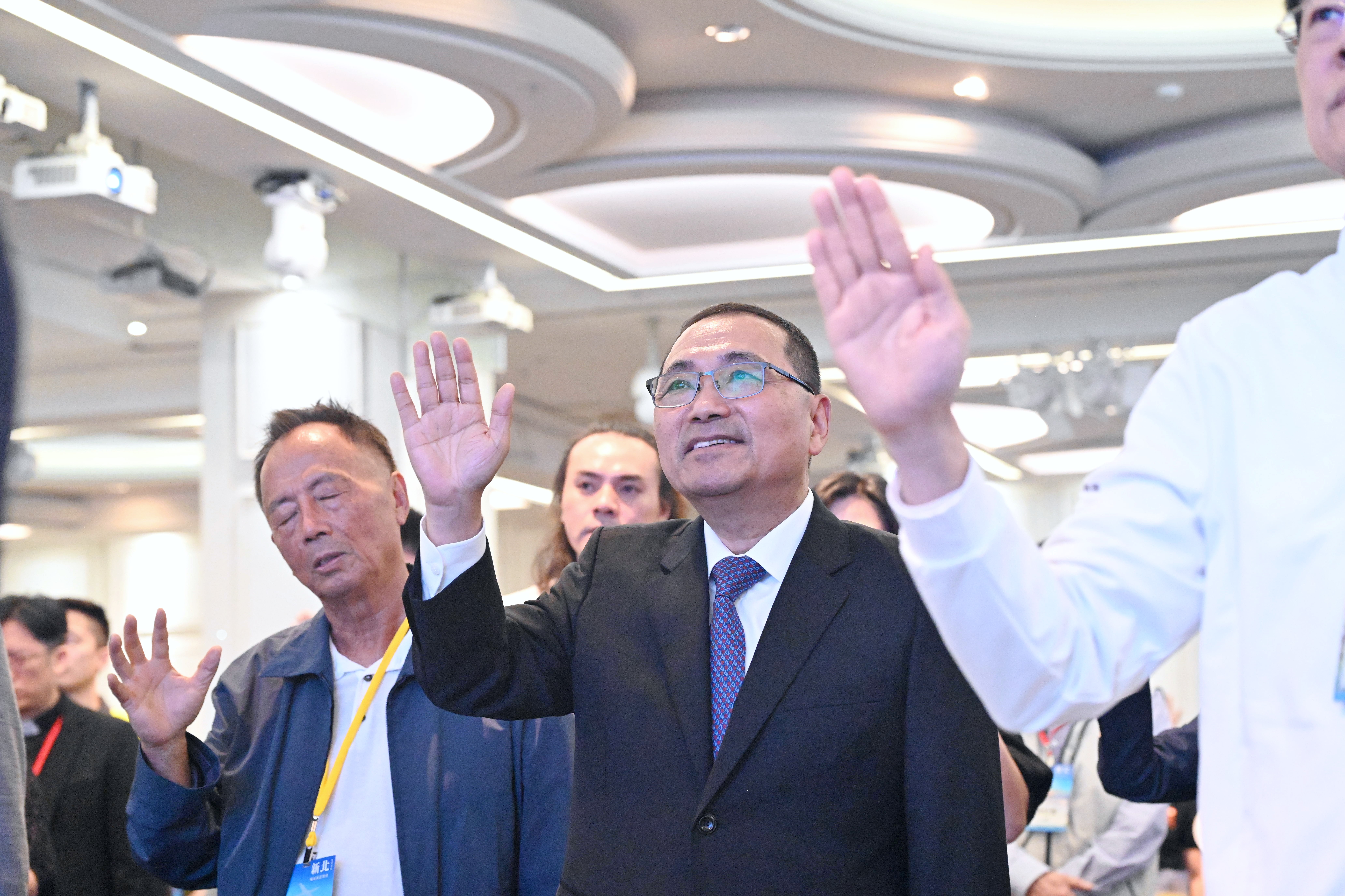市長侯友宜與現場400位代表一起感恩上帝的守望。