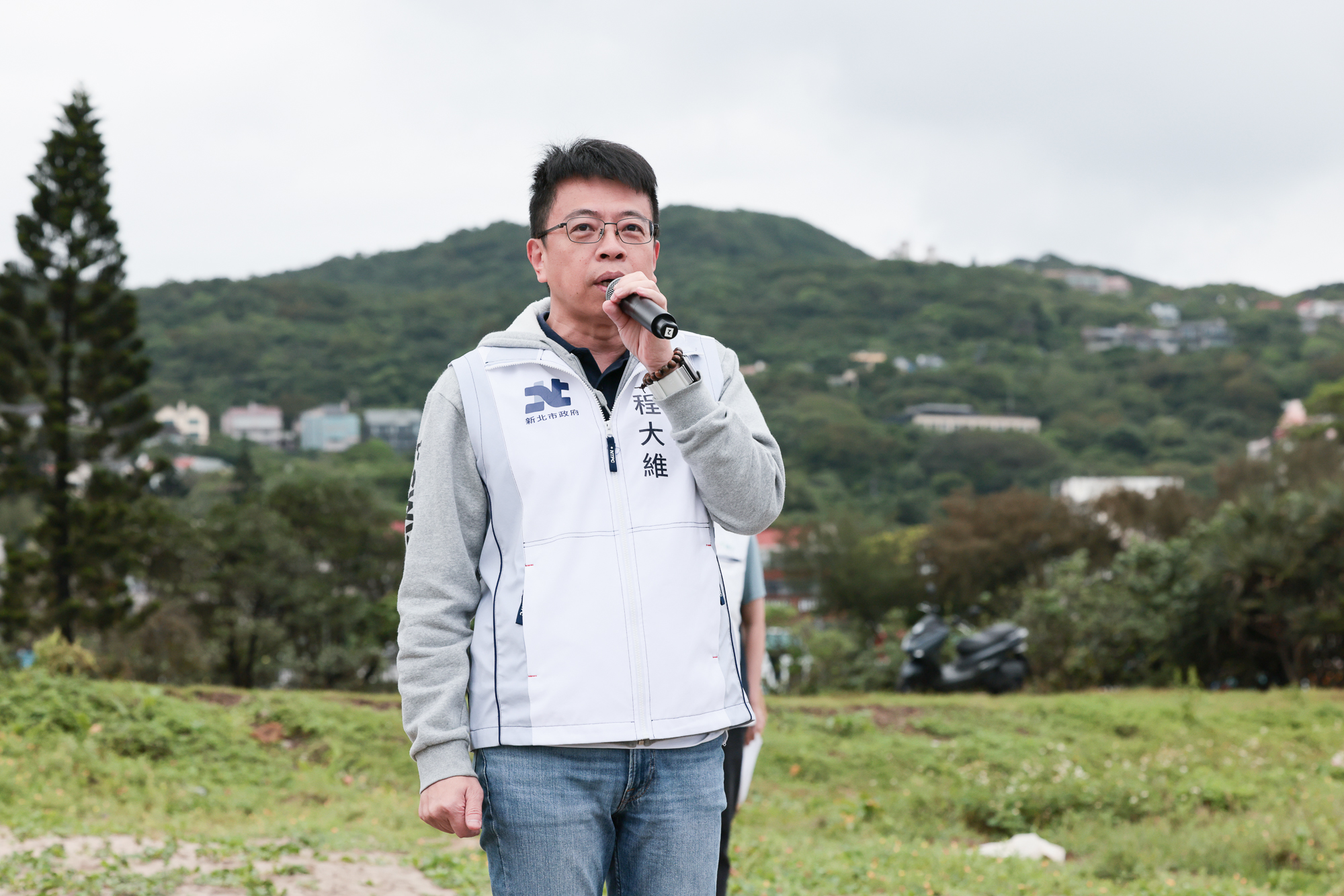 環保局長程大維表示，淨灘與淨溪的意義不僅是環境整理，更是一堂走入現場的環境教育課