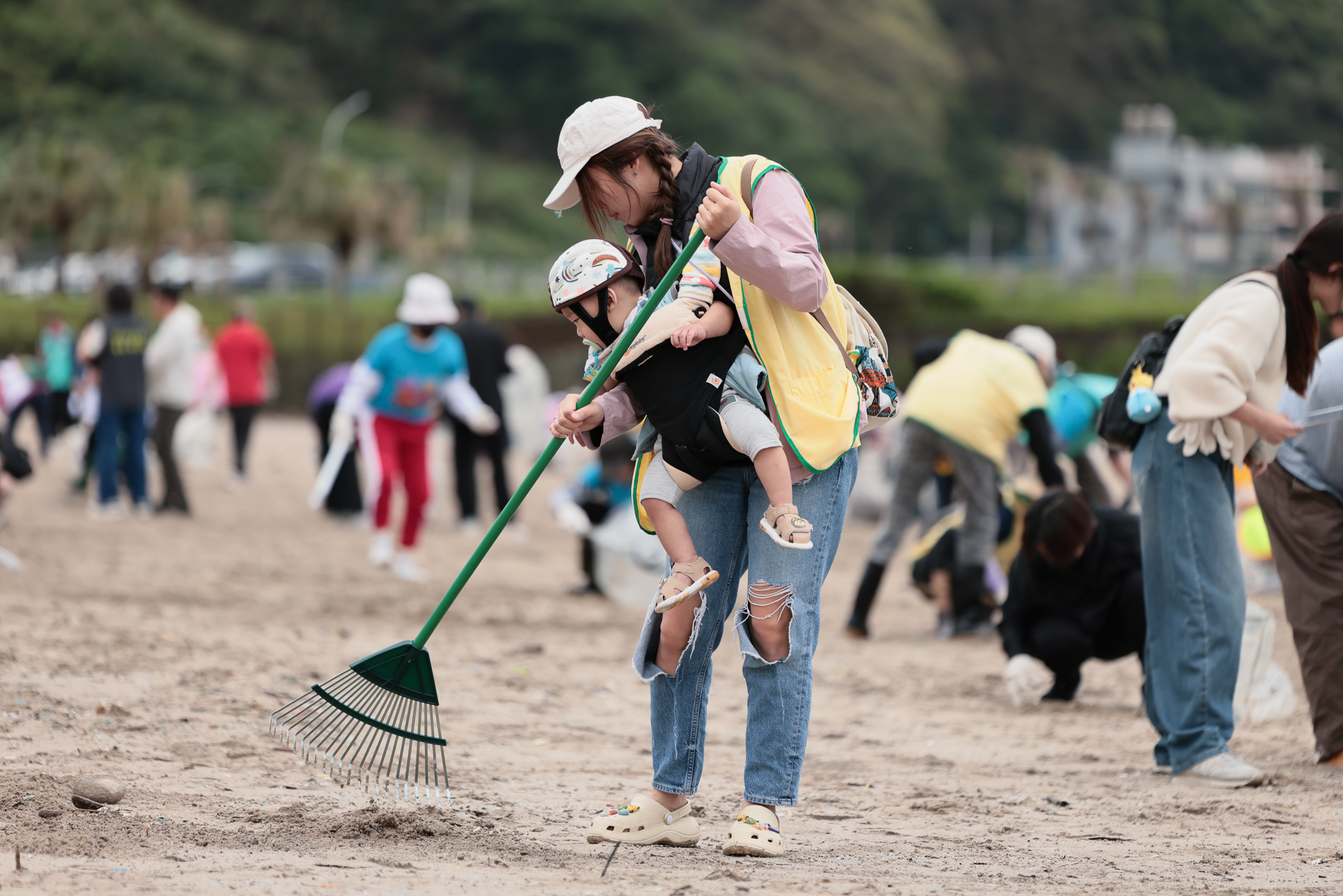 民眾清理細碎海廢