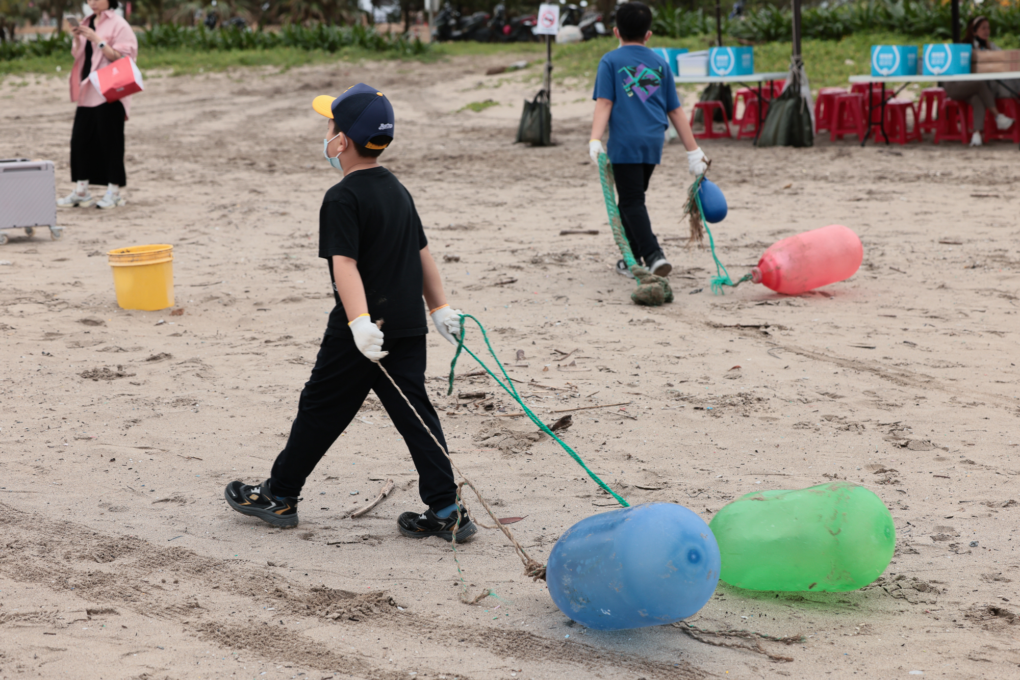  小朋友將漁業用浮球清除