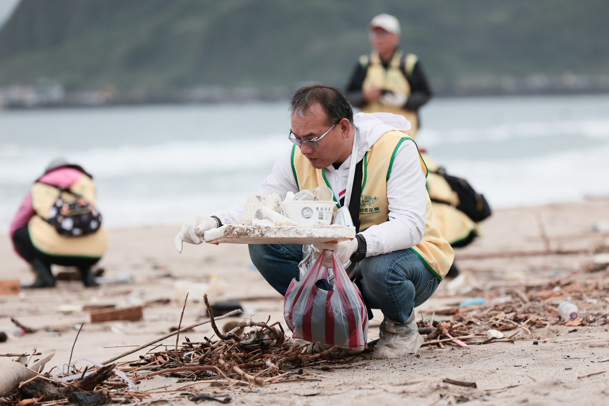 沙灘上的海廢垃圾多為一次性用品廢棄物