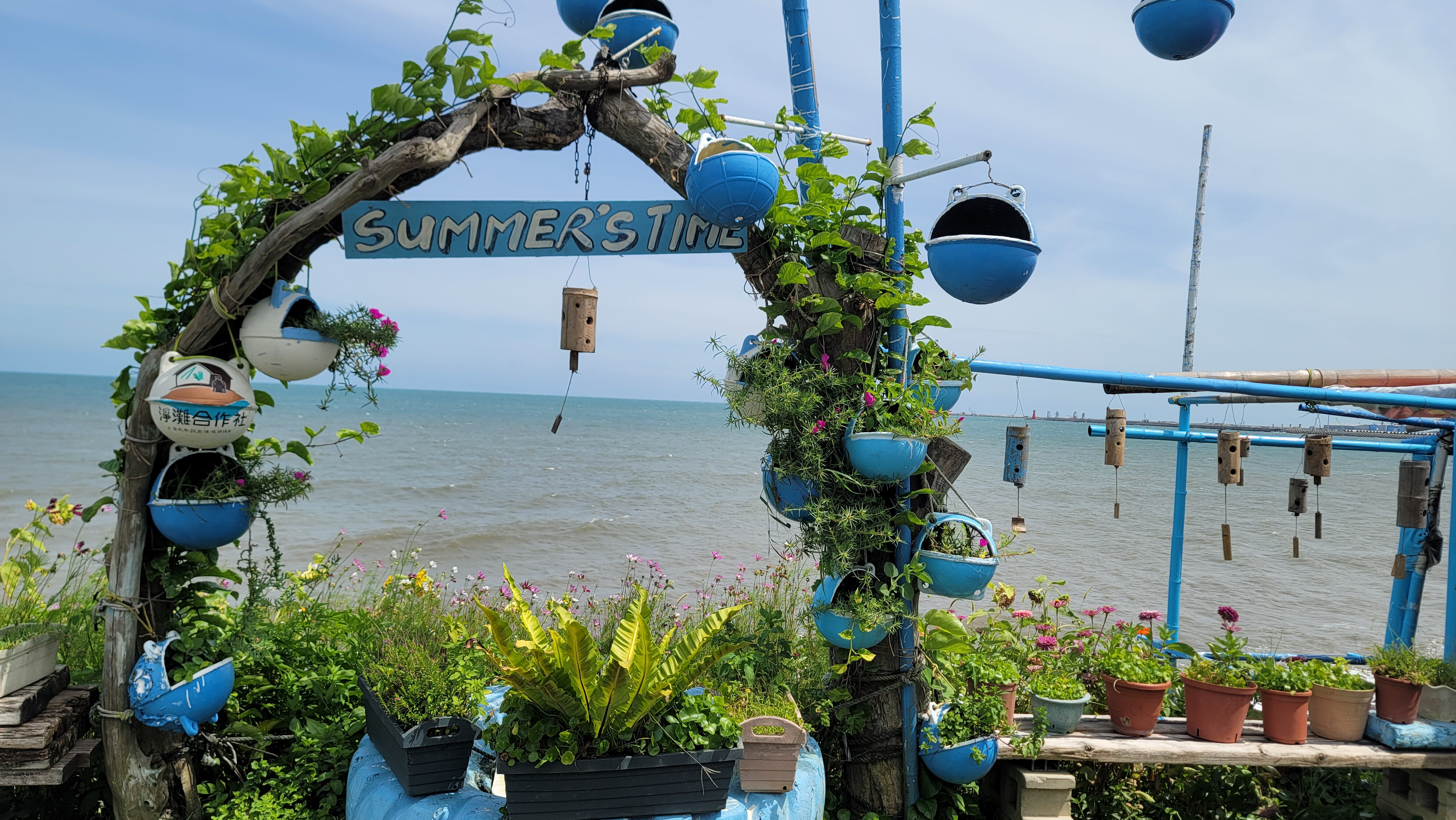 新北市已建立完善、便利的淨灘機制，若為10人以下且臨時發起，可透過「淨灘合作社」向合作店家借用清理工具（可見照片左方浮球標誌）