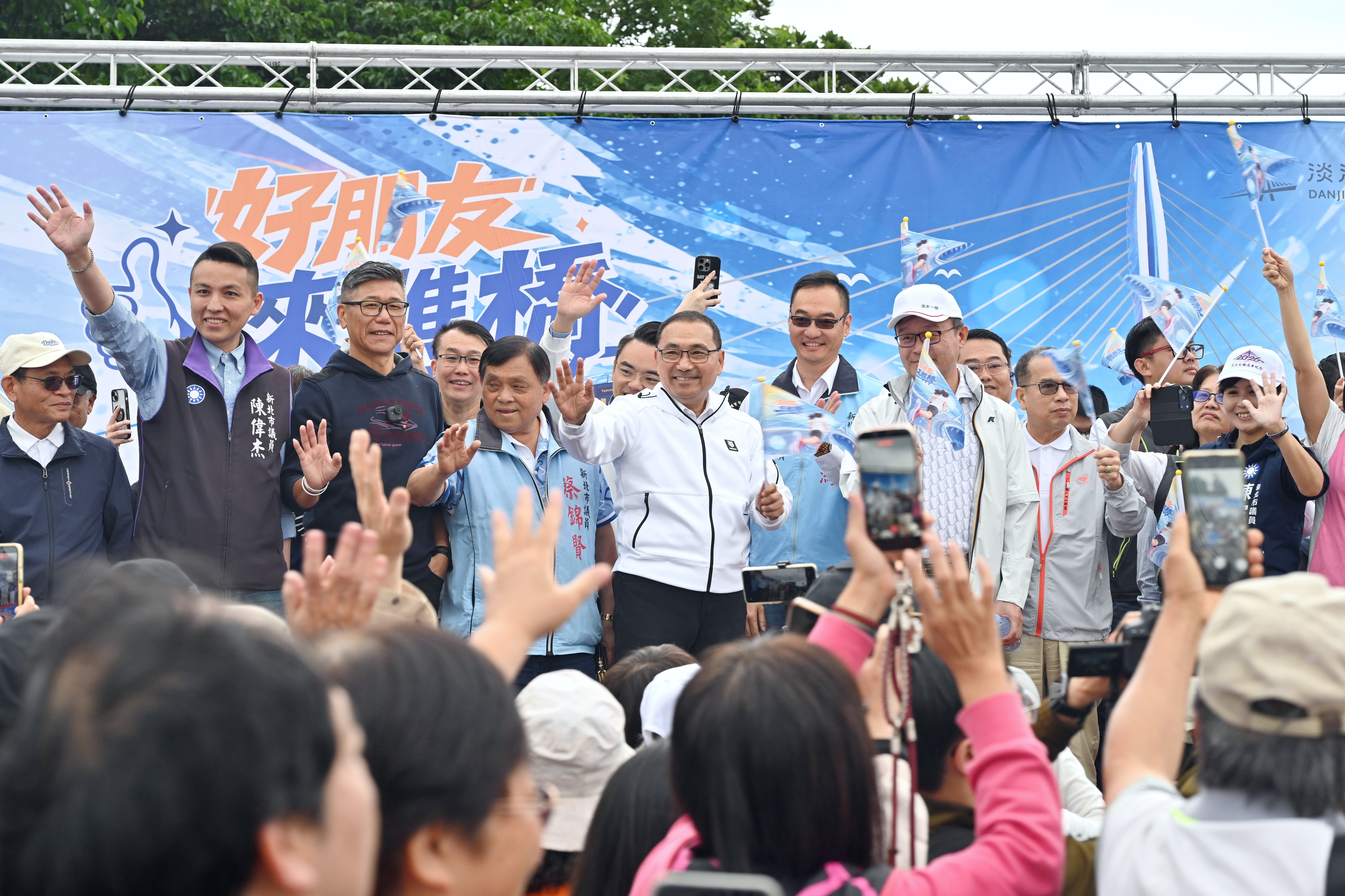 新北市長侯友宜為活動鳴槍後與民眾走上橋欣賞淡水河景。他表示，淡江大橋通車後，新北交通將迎來新的篇章。