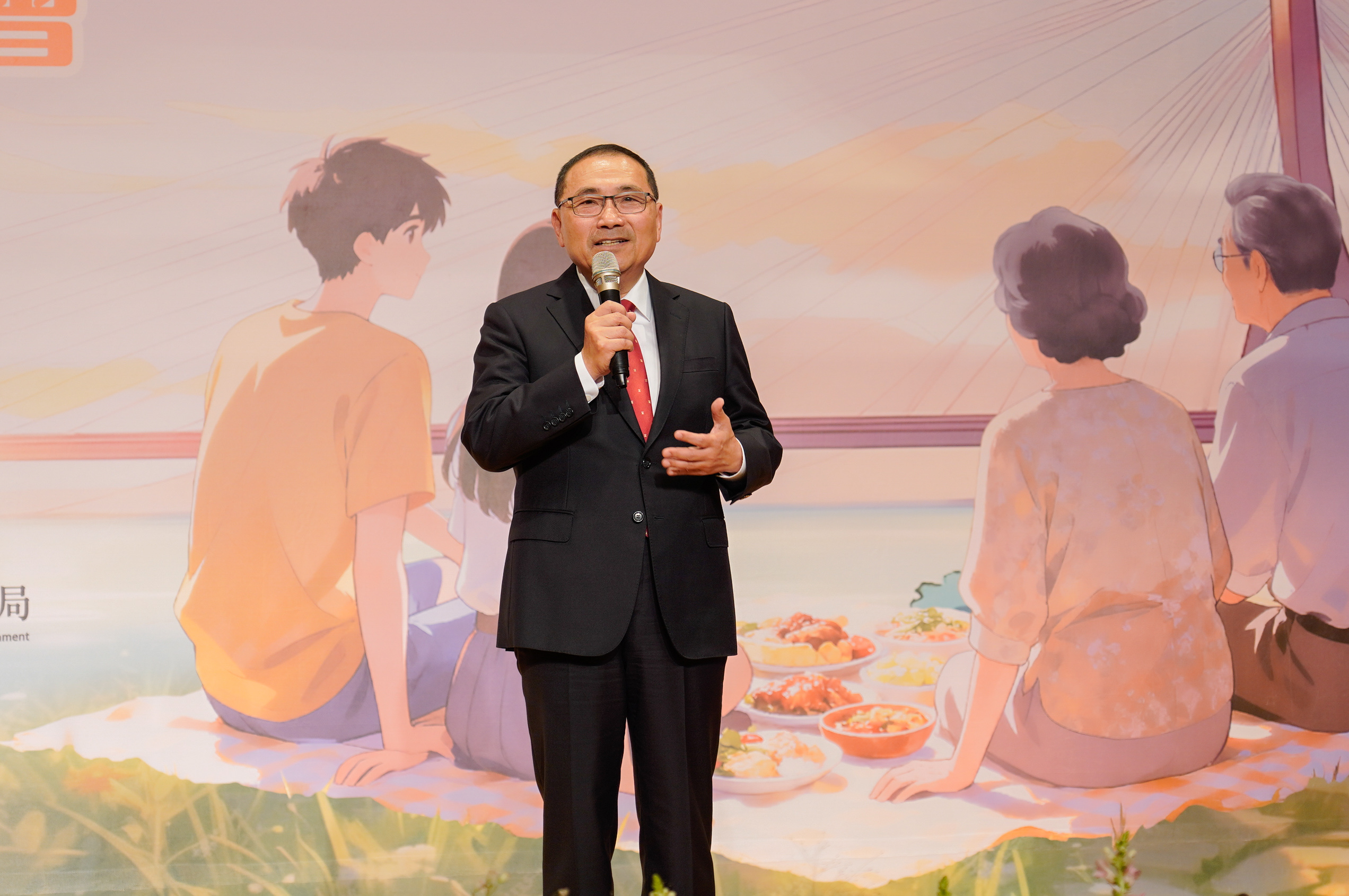  侯友宜市長說，小時母親陪我們，當她老時換我們陪伴她。