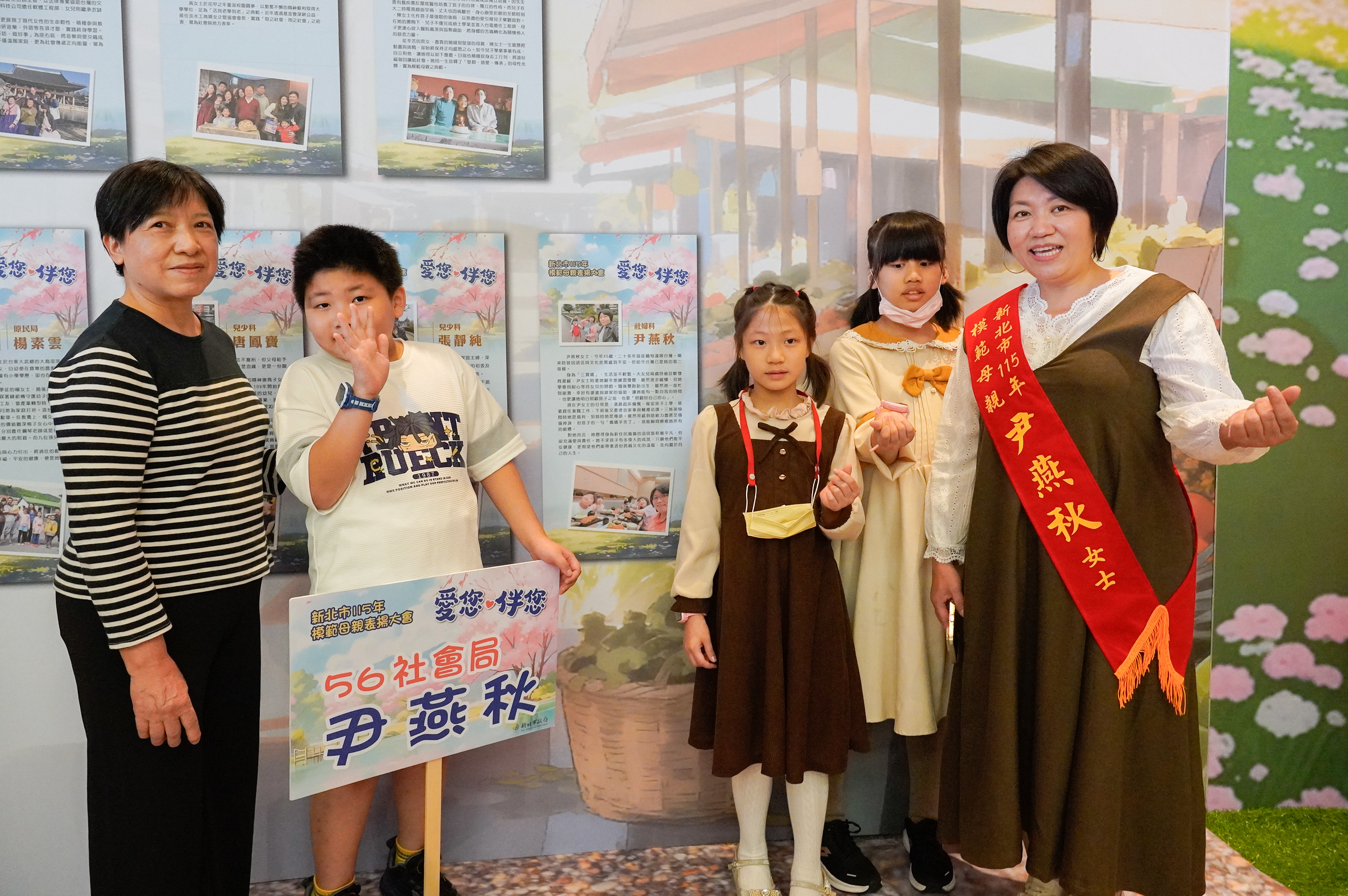 最年輕的媽媽新店區新住民尹燕秋，帶著3名子女接受表揚。