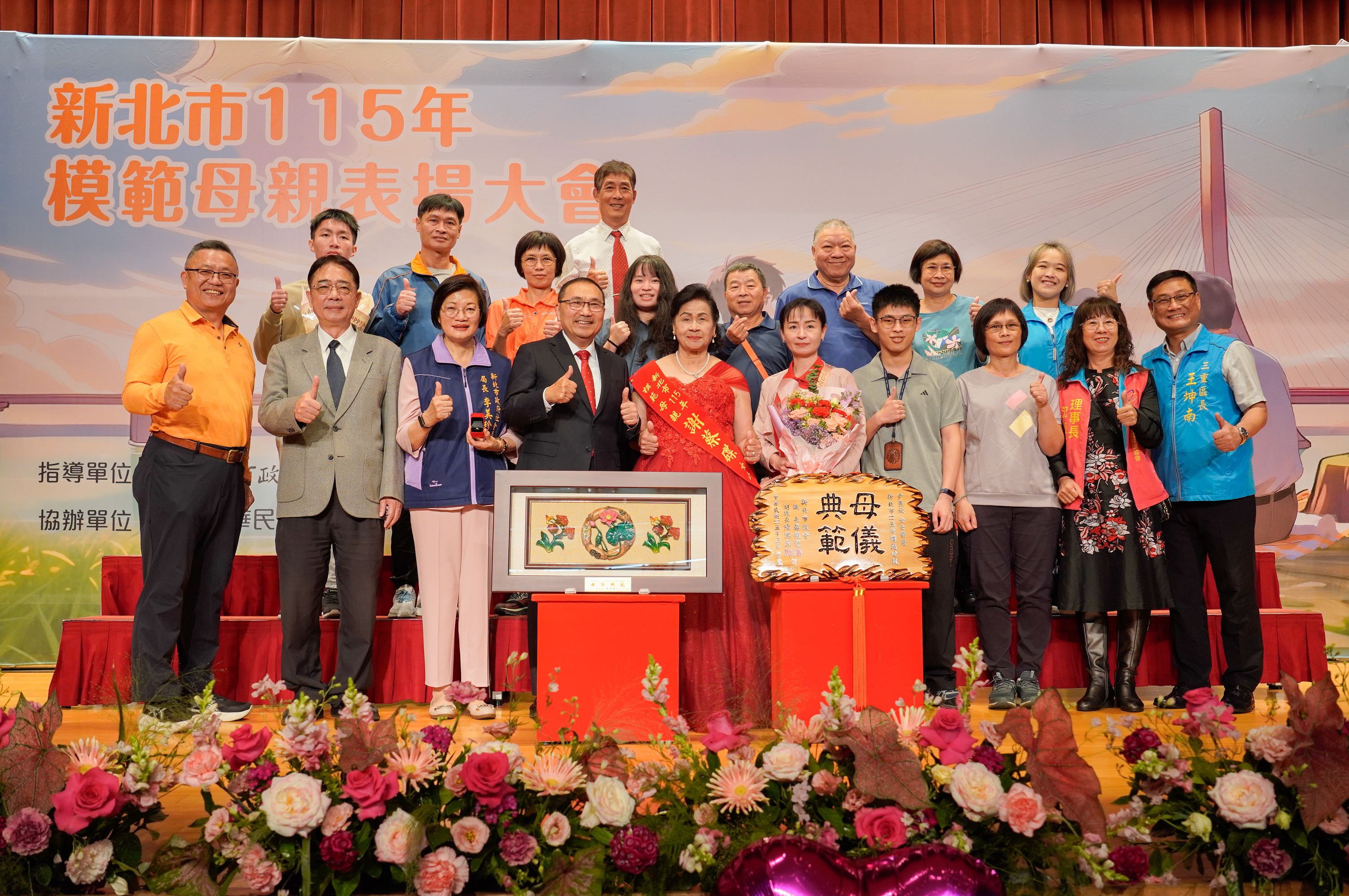  三重區謝蔡碟從雜貨店到長照講師 用母愛築避風港 接受侯友宜市長的表揚