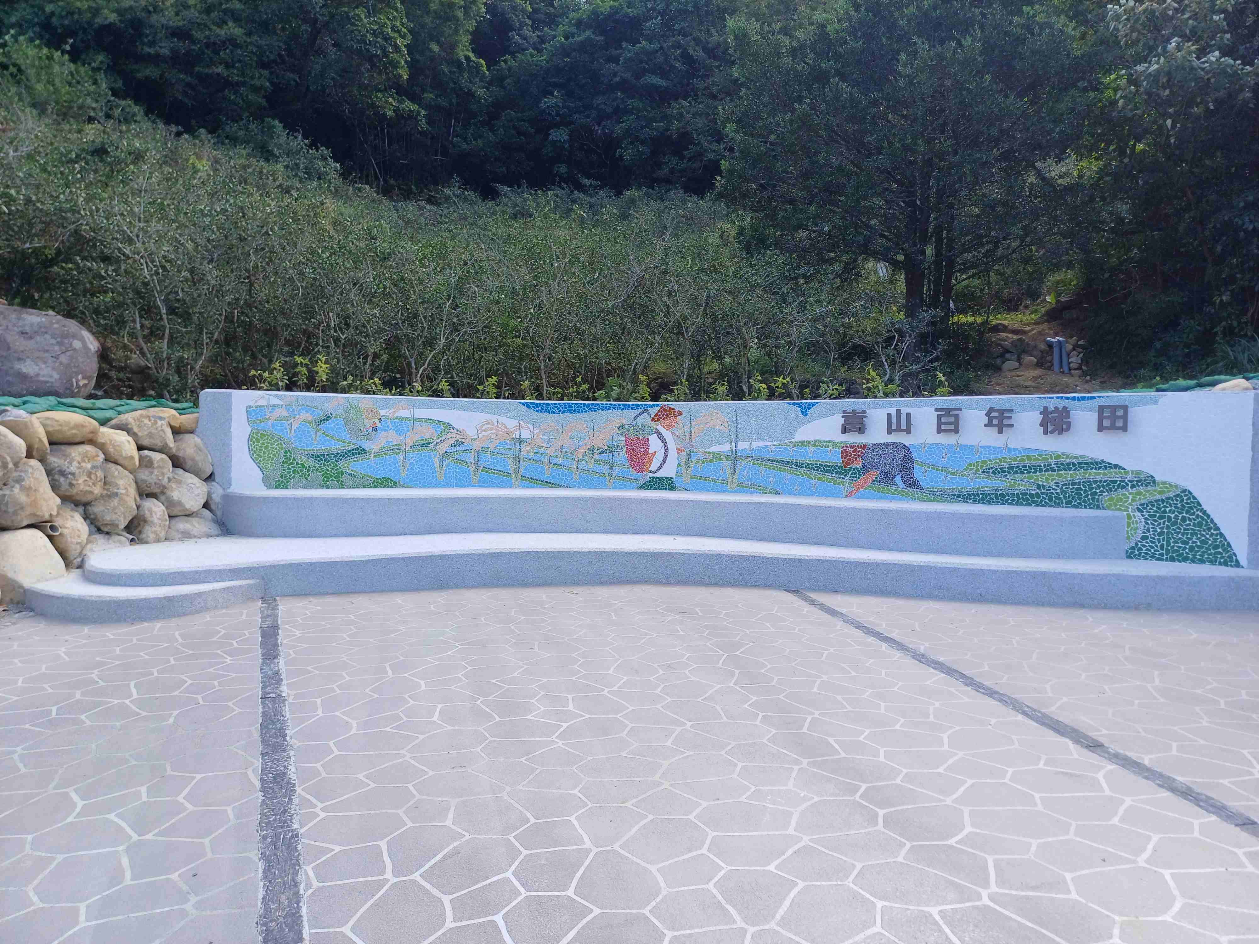 結合在地文化意象設置牆面，展現社區故事與農村特色