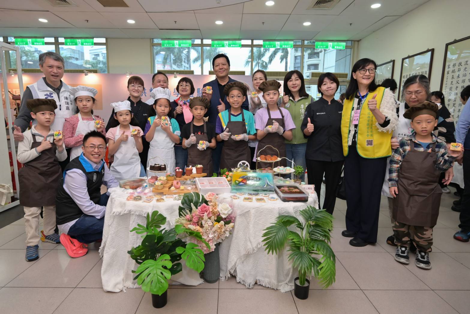 圖說２：朱惕之副市長下場跟小朋友一起製作新北市徽的糖霜餅乾。