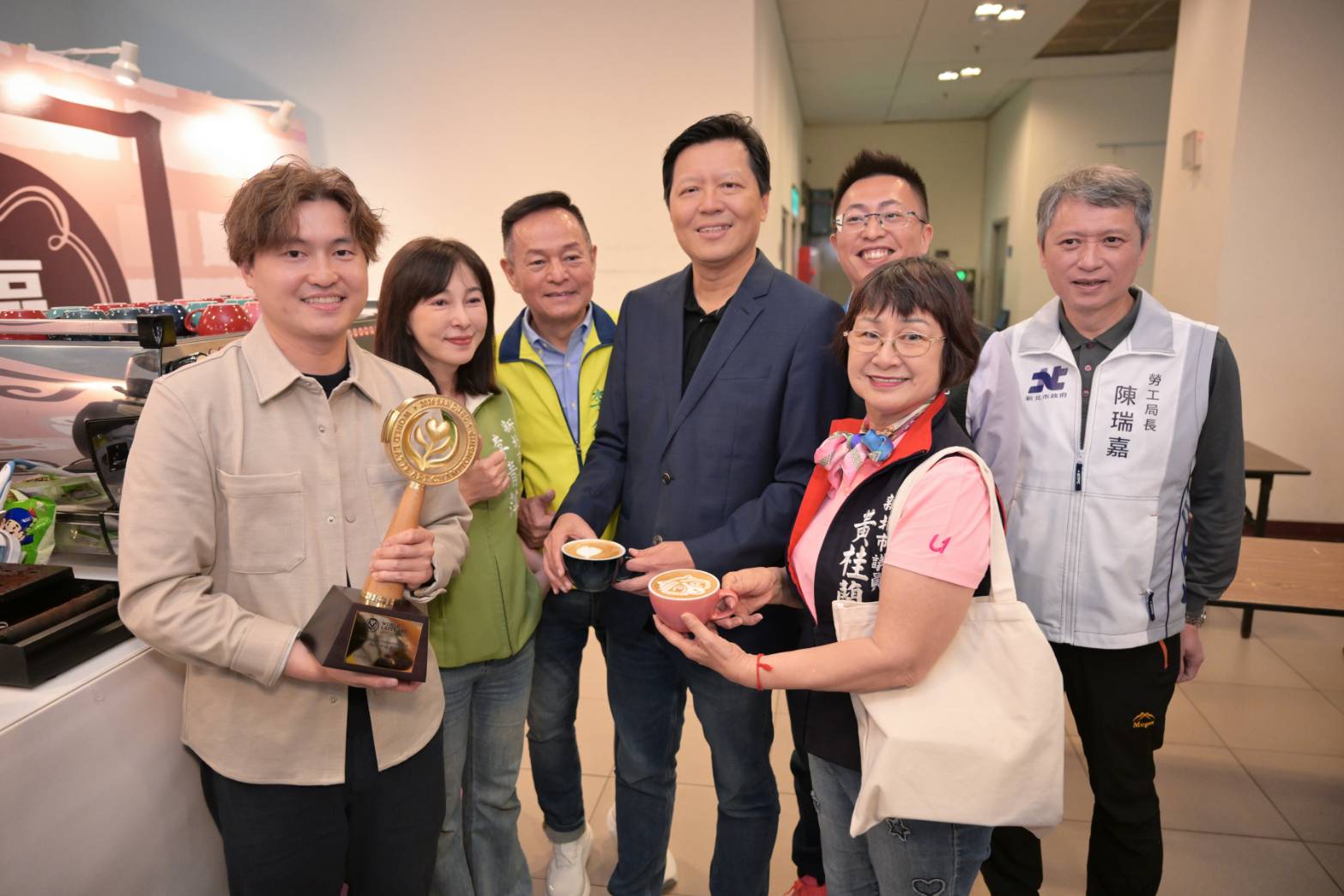 圖說3:朱惕之副市長向剛剛獲得世界盃拉花大賽冠軍的林紹興觀摩。