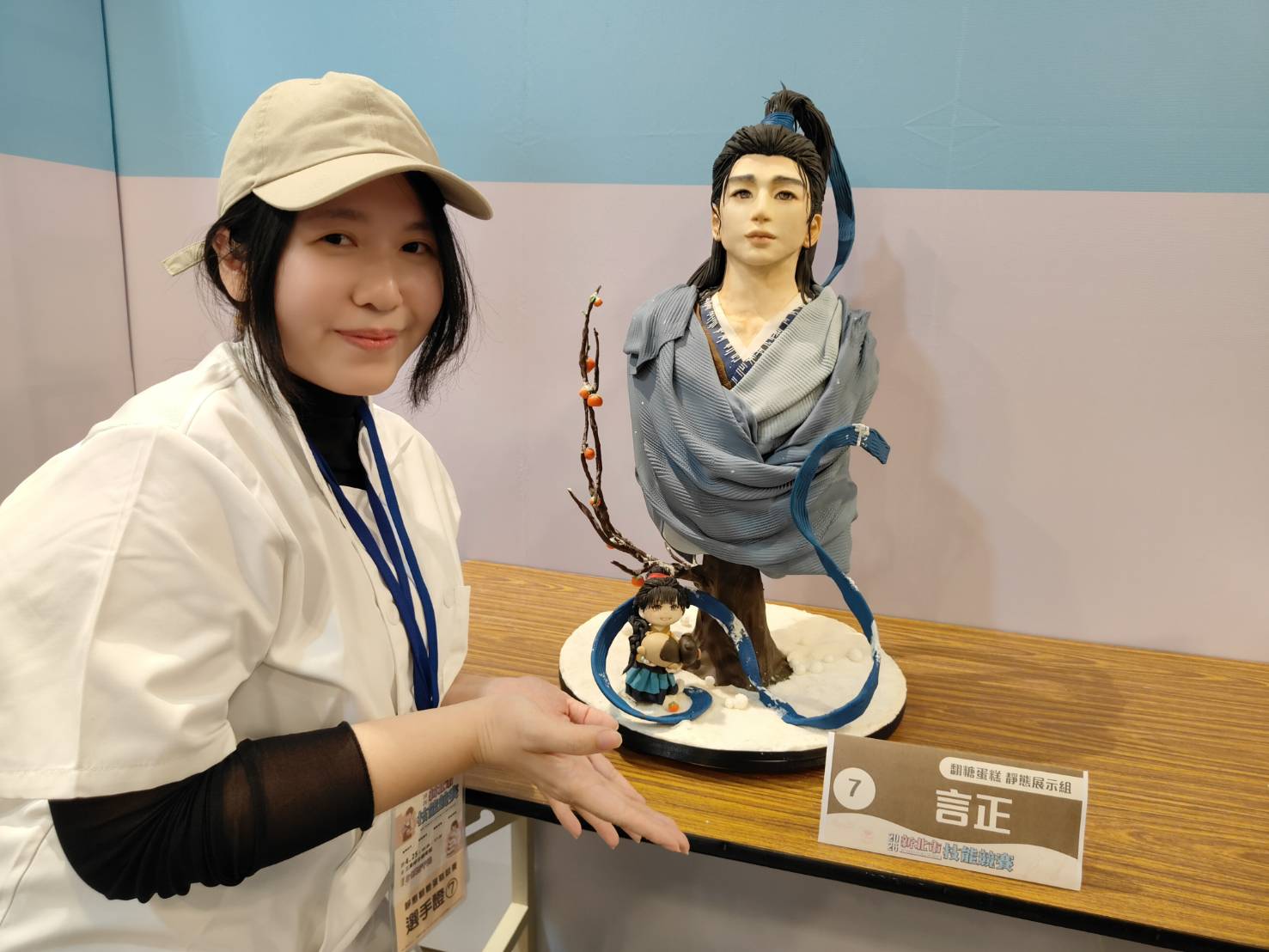 圖說４：翻糖蛋糕靜態組選手張雅琪，以夯劇「逐玉」男主角張凌赫飾演的武安侯為題材，迅速吸粉造成圍觀。