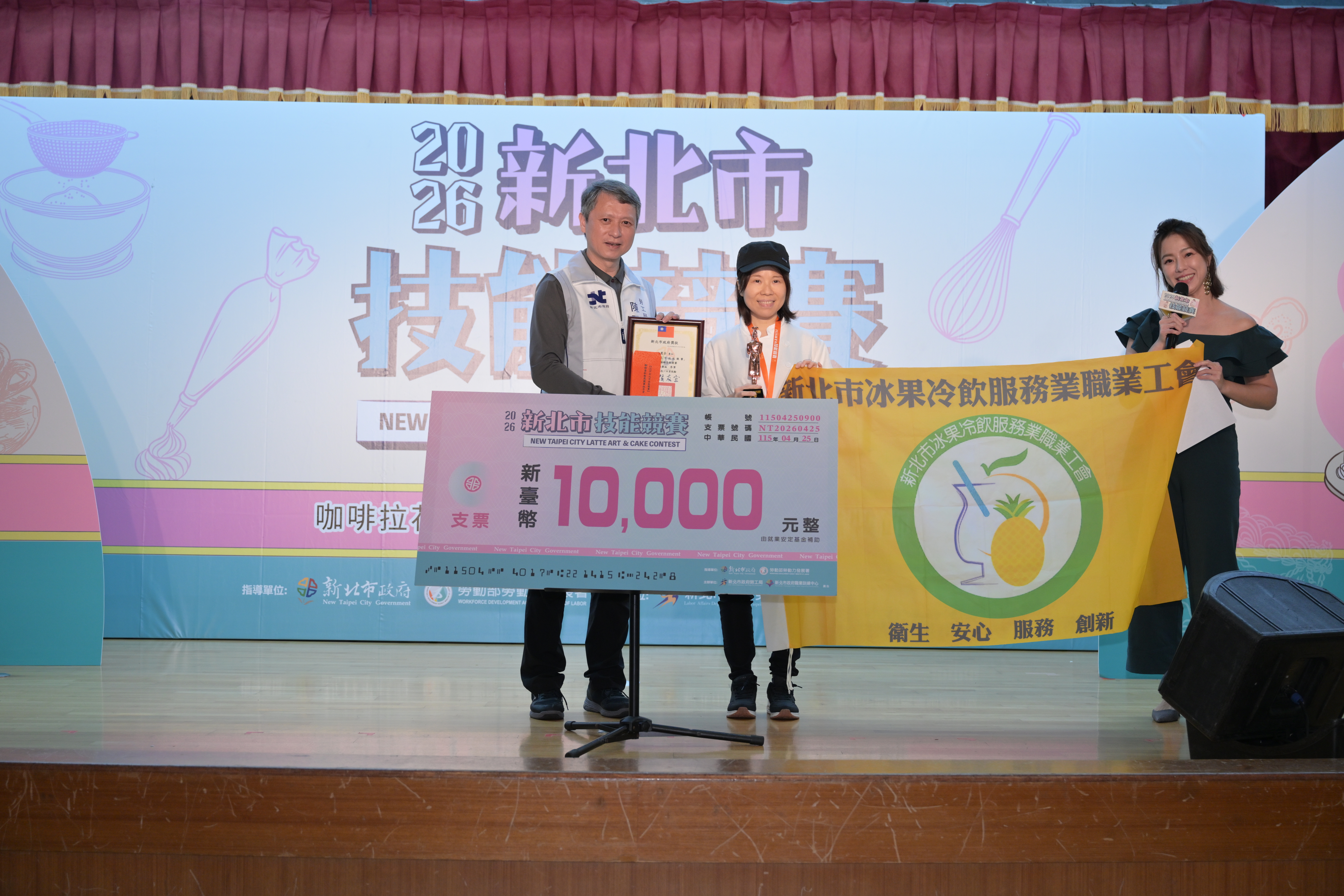 圖說6：去年翻糖靜態冠軍呂麗芬，今年挑戰動態翻糖，詮釋作品「世界正在等你亮起來」。