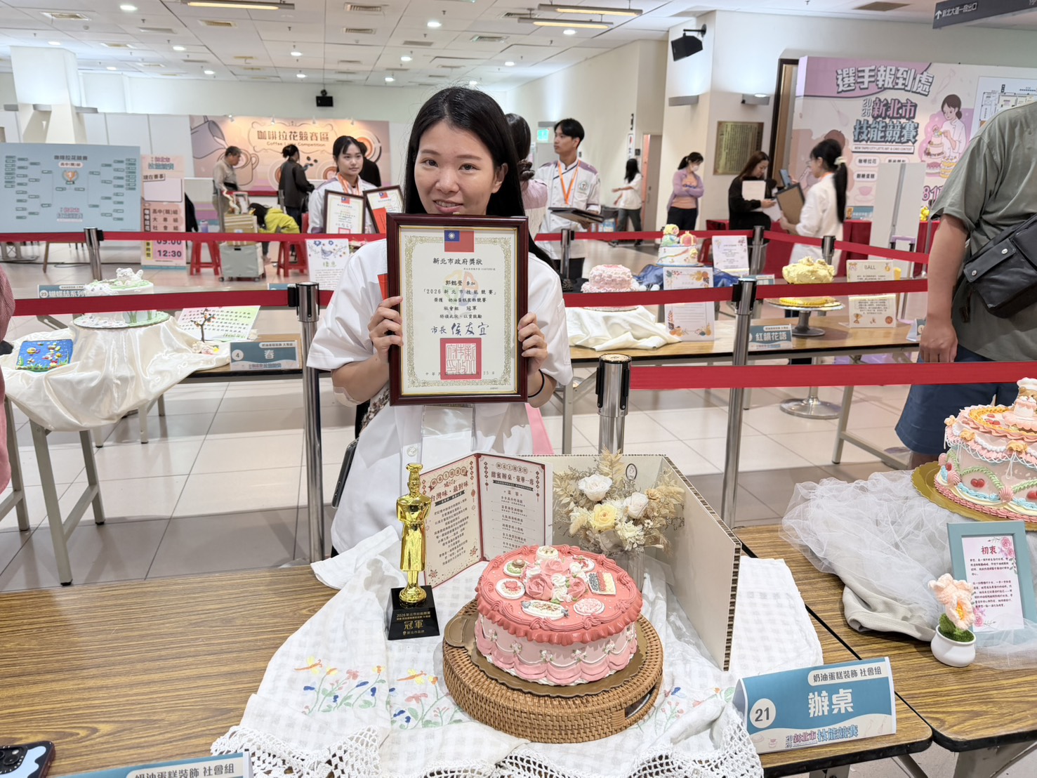圖說8:奶油蛋糕社會組選手郭懿瑩，以｢辦桌｣為題材，首次參賽便奪得冠軍。