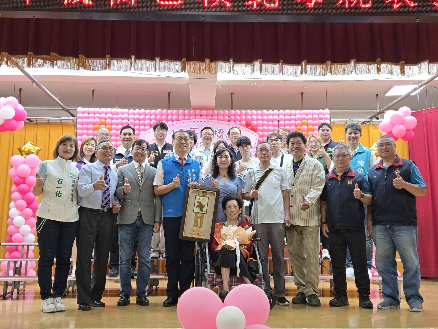 4.模範母親洪陳春子媽媽上台接受表揚