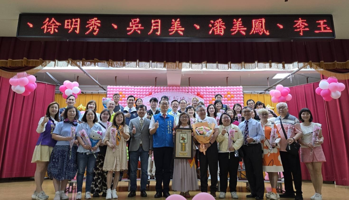 5.模範母親黃淑君媽媽上台接受表揚