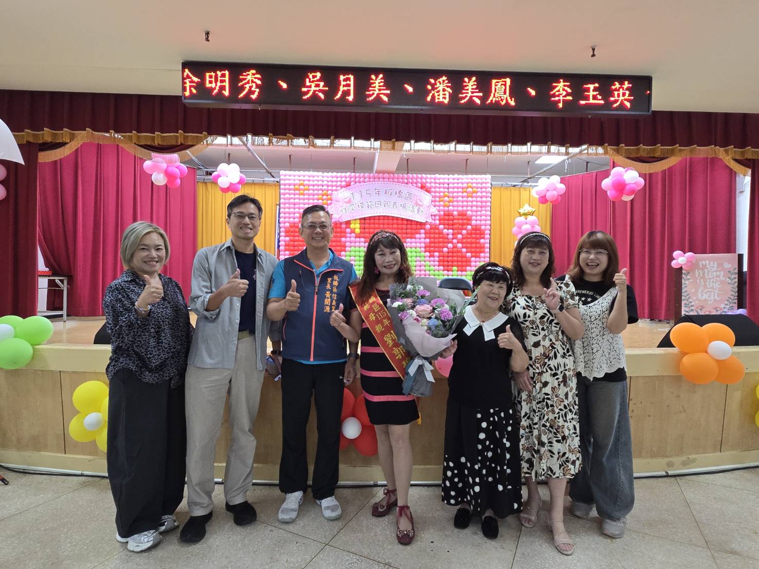 7.模範母親劉郭碧枝媽媽(中)與家人現場合影