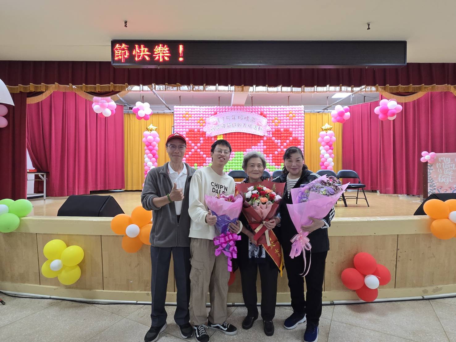 8.模範母親林周月英媽媽(右2)與家人現場合影