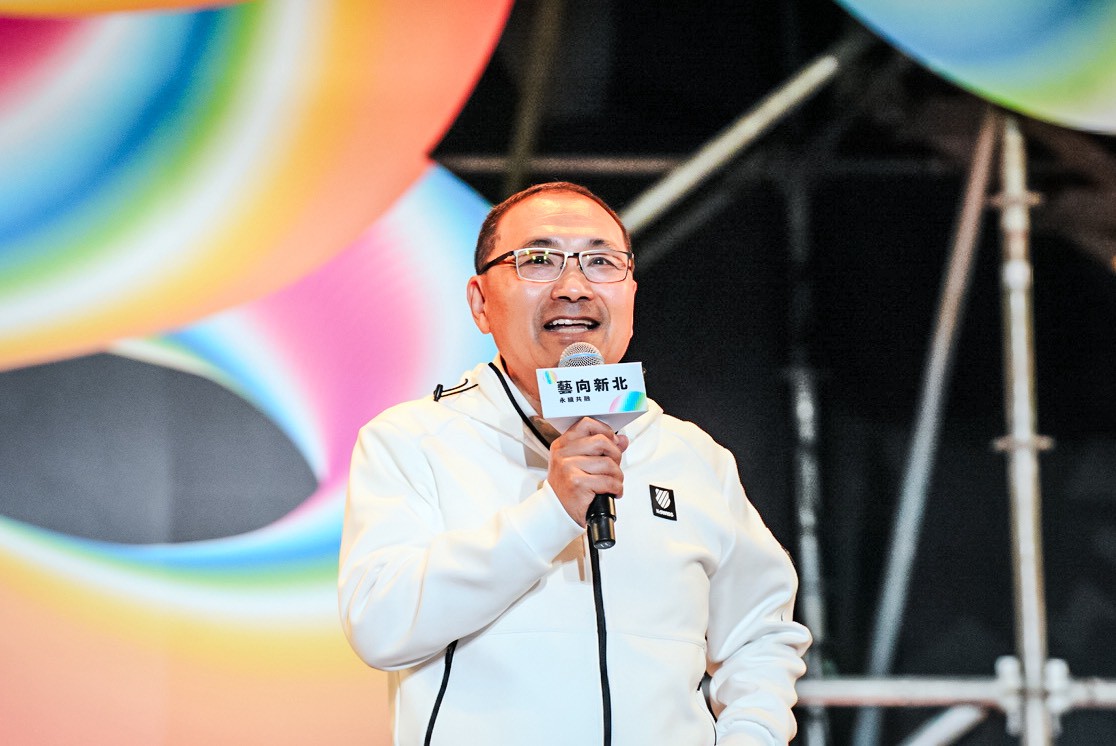 新北市美術館開館滿一周年，新北市長侯友宜與現場民眾一同參與，迎接壓軸煙火展演。