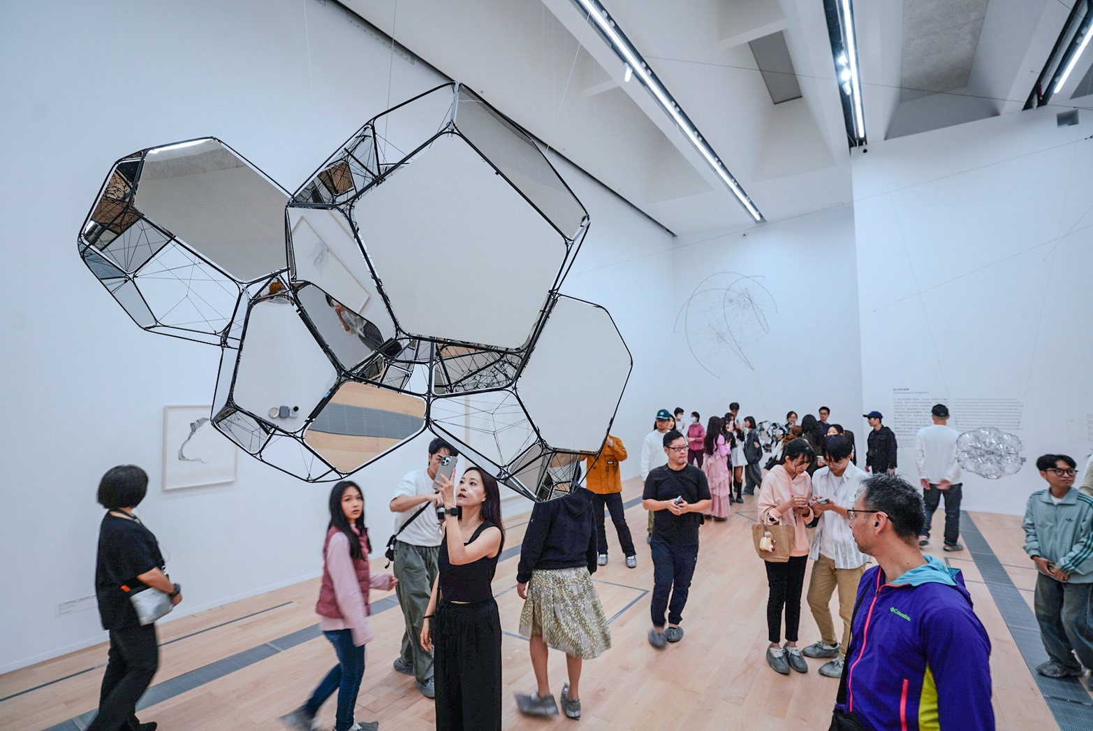 新北市美術館開館周年活動期間（4月25日至26日）開放民眾免票入館，吸引民眾走入館內參觀展覽。