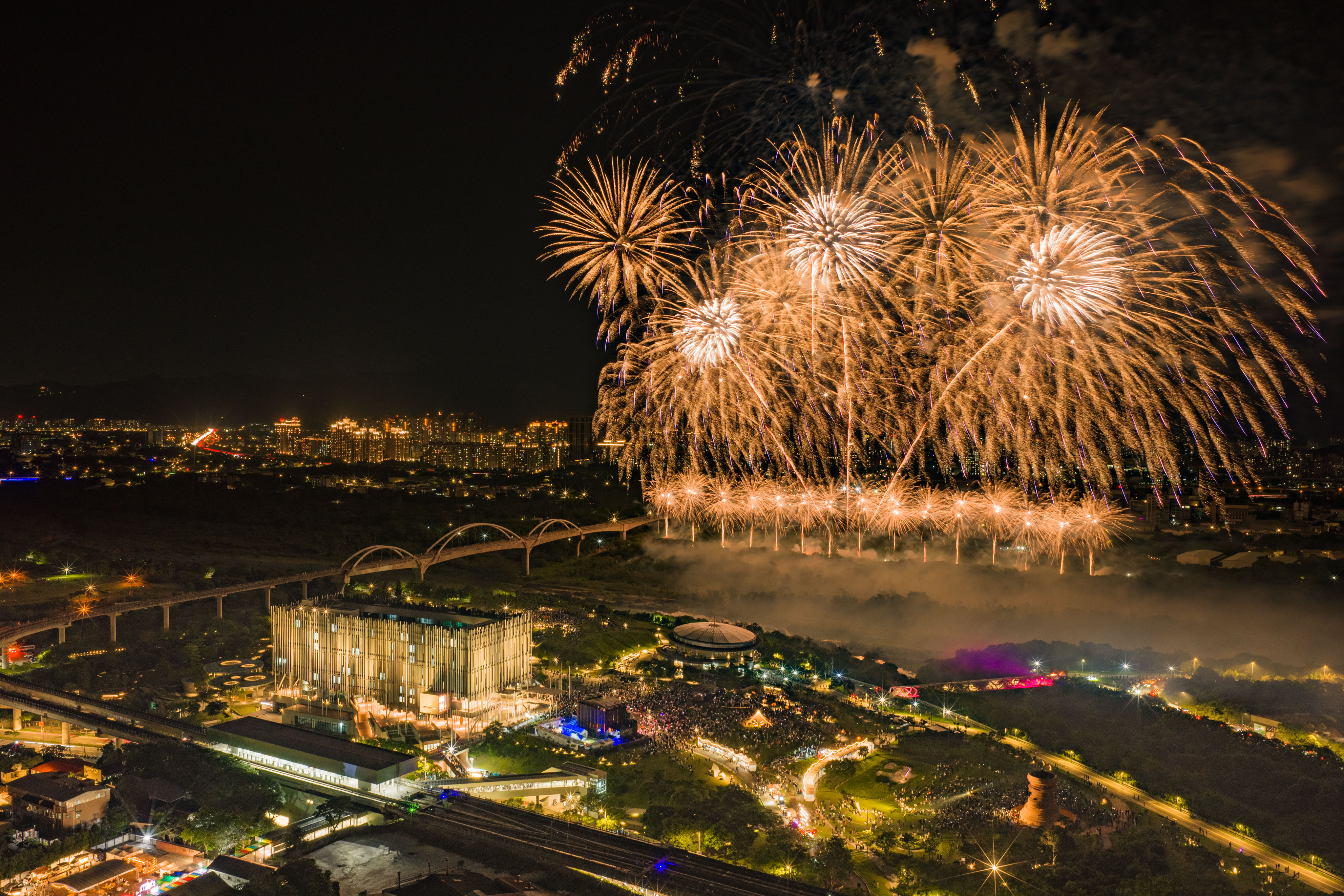 新北市美術館開館活動，以煙火點亮新北藝文之夜。