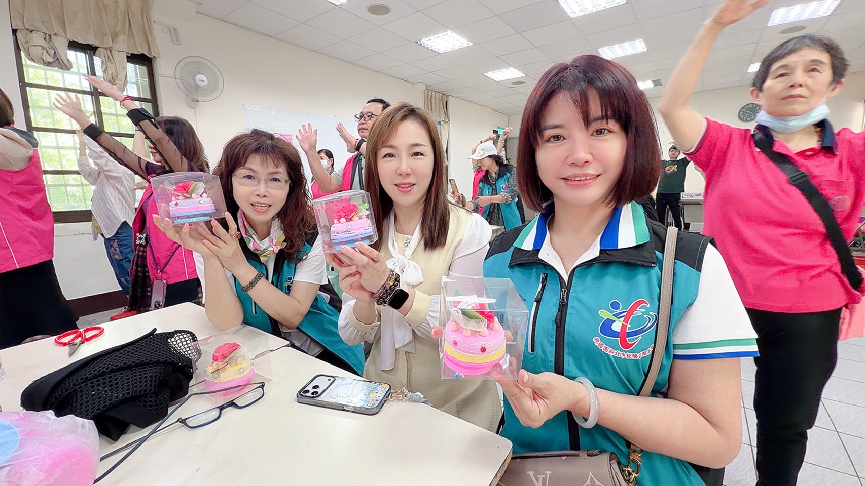  新北市關懷婦幼協會創會長劉美芳議員（中）也DIY製作康乃馨音樂鈴，準備贈送給弱勢家庭的母親。