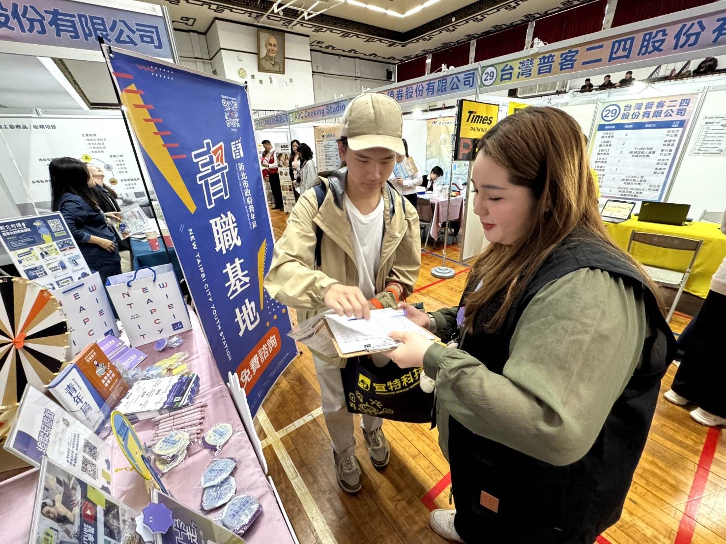 5月12日輔仁大學新北站，現場設有「新北市青年局資源站」，提供職涯品牌「新北有課UKO」培力課程、職涯諮詢和實習體驗等相關免費資源，協助青年從校園順利銜接職場。