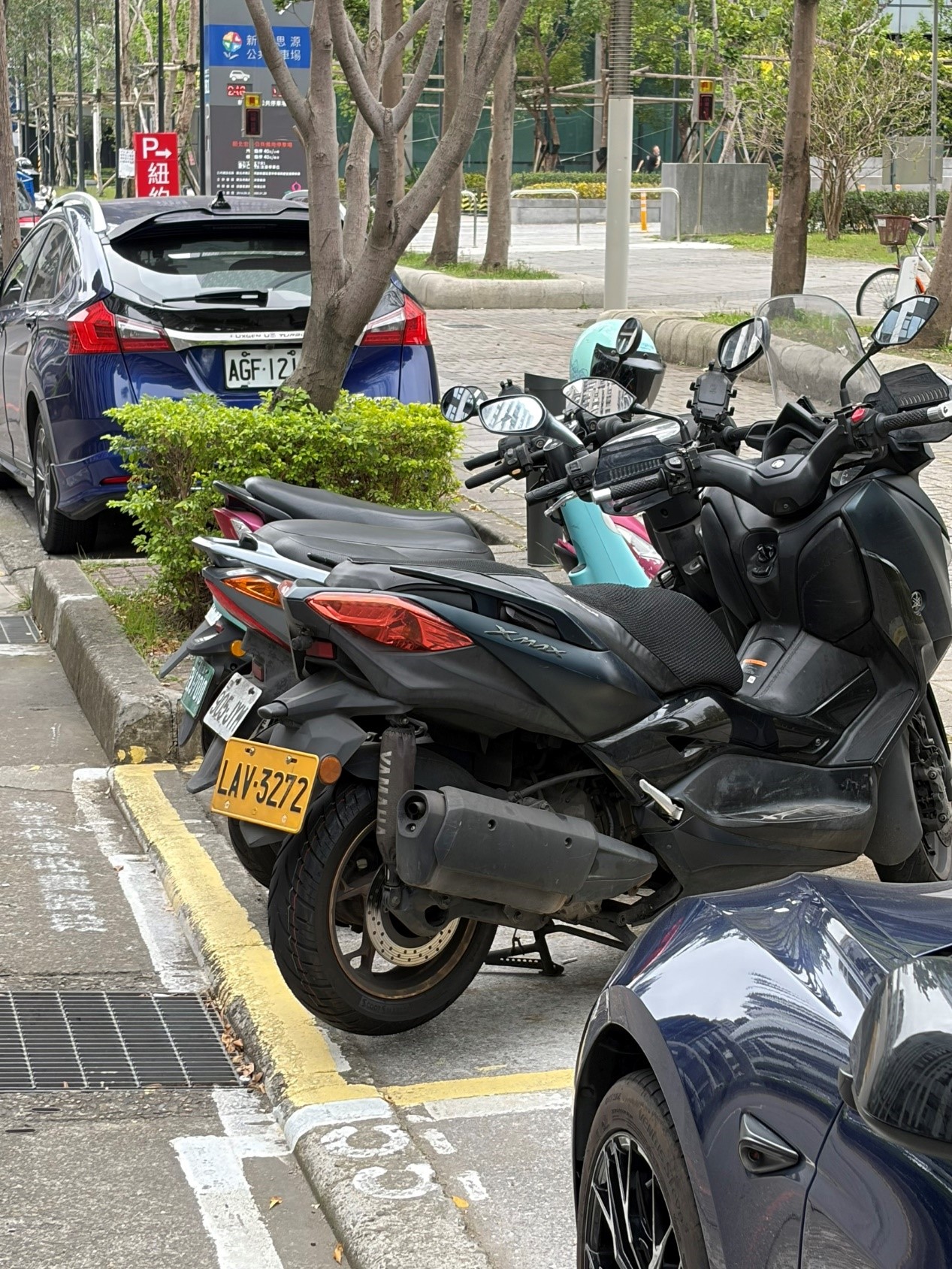 大重機停放路邊收費機車格