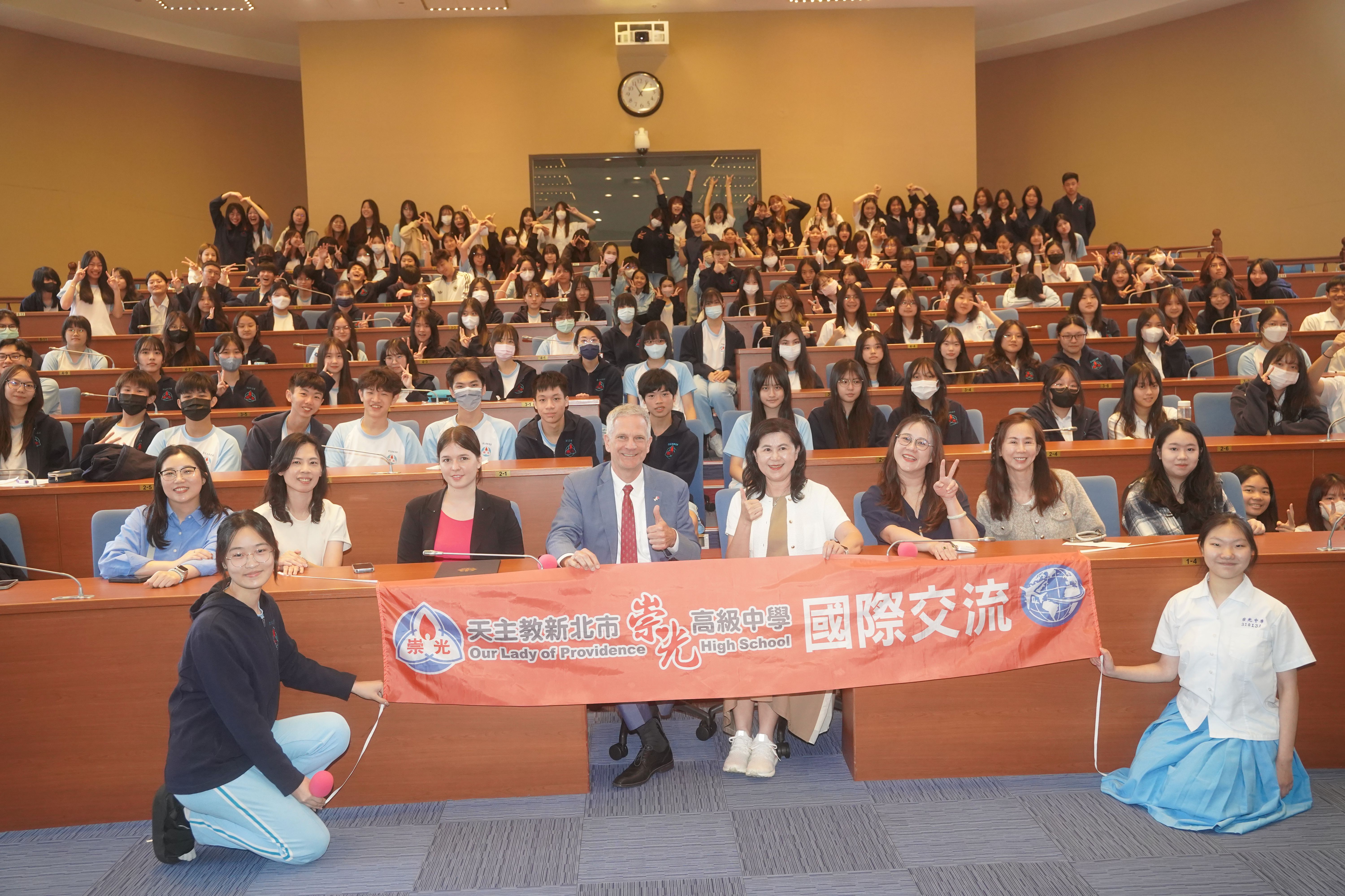 德國在台協會處長狄嘉信與崇光高中師生合影