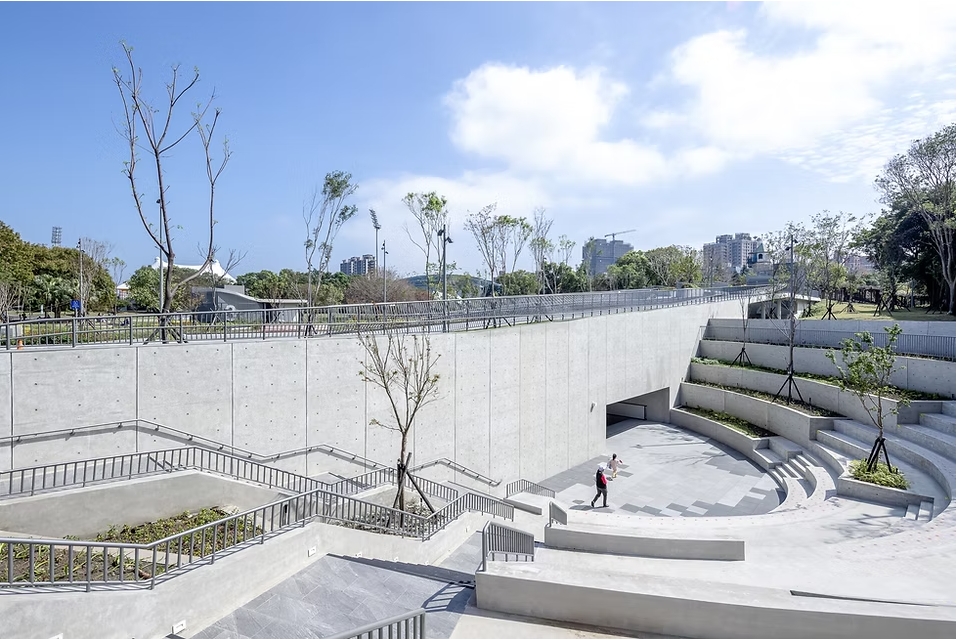 新莊運動公園地下停車場下沉式廣場採特殊環保排水工法設計，利用高架石材地坪結構，使雨水可經由石材縫隙迅速滲流排出