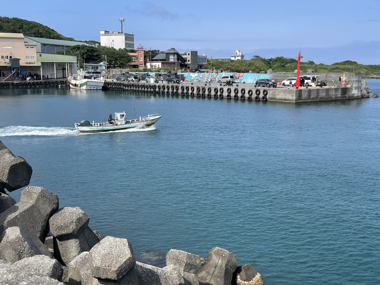 漁船進出澳底漁港，呈現貢寮漁業日常作業景象