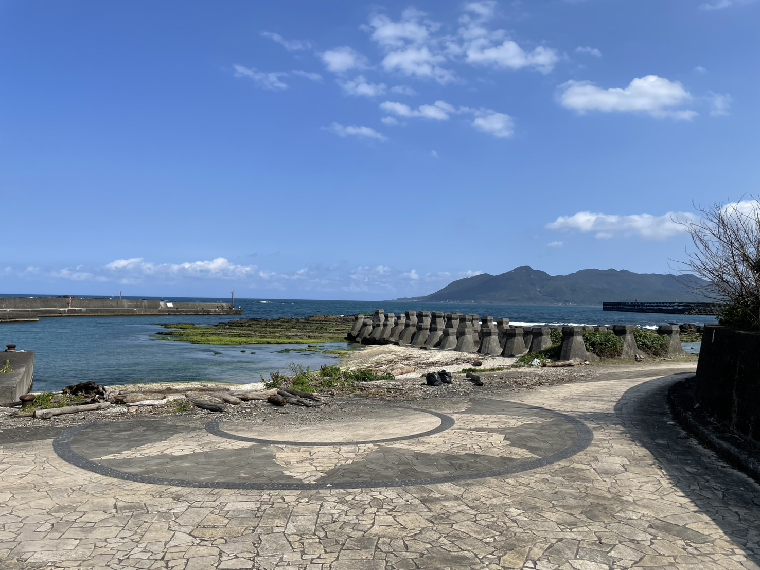 澳仔漁港步道延伸至港區，展現開闊海岸視野