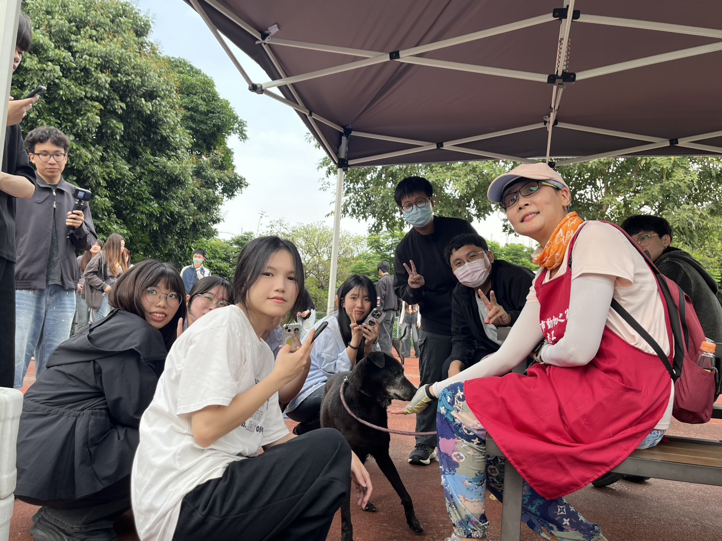 學生們與歐爸仲基相見歡