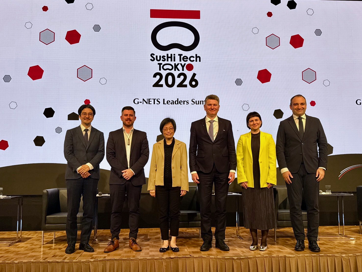 祝惠美處長(左3)與奧克蘭、里加、塔圖和杜林等城市代表同場發表演說