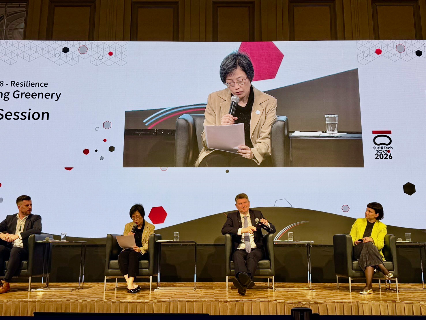 祝處長(左2)以新北第二行政中心為例，分享本市推動永續發展與提升城市韌性的實踐經驗