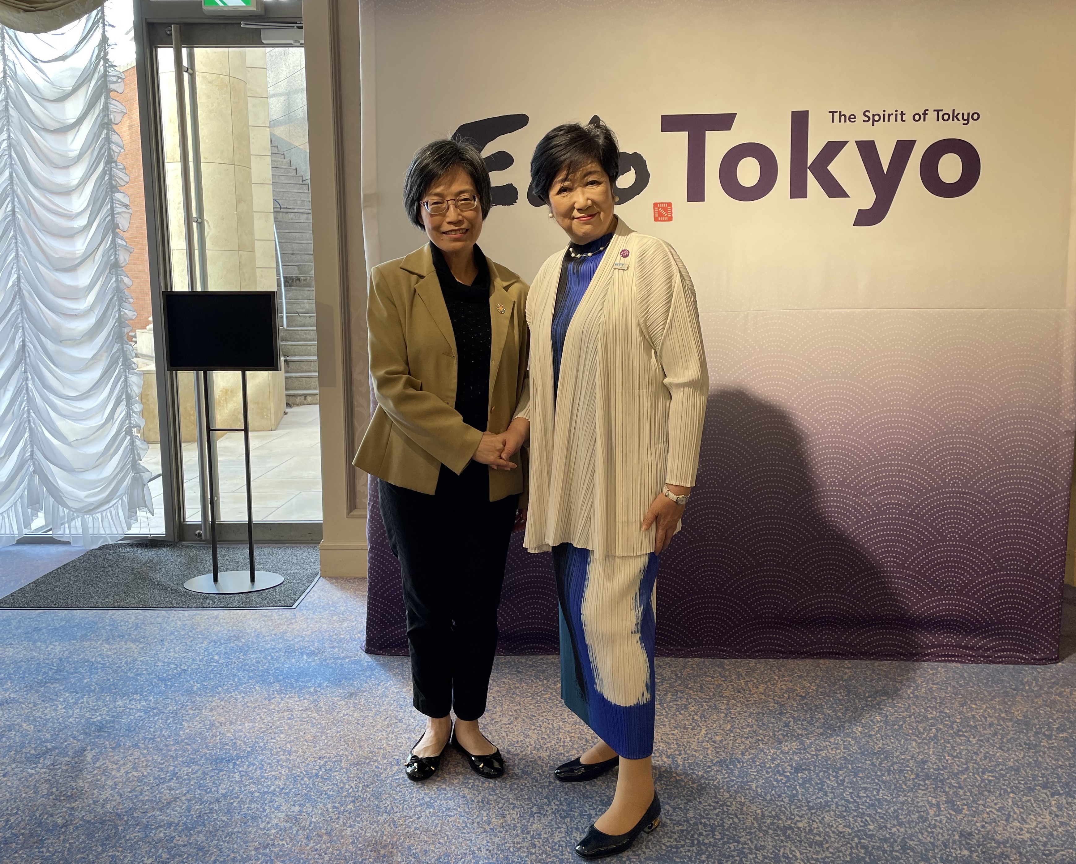 祝處長(左)在G-Nets會場與東京都知事小池百合子合影