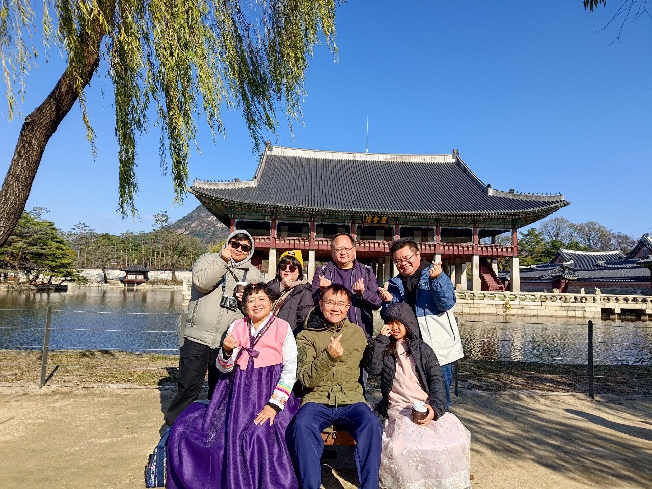 圖片說明1-淡水模範母親彭梓玲女士(前左1)