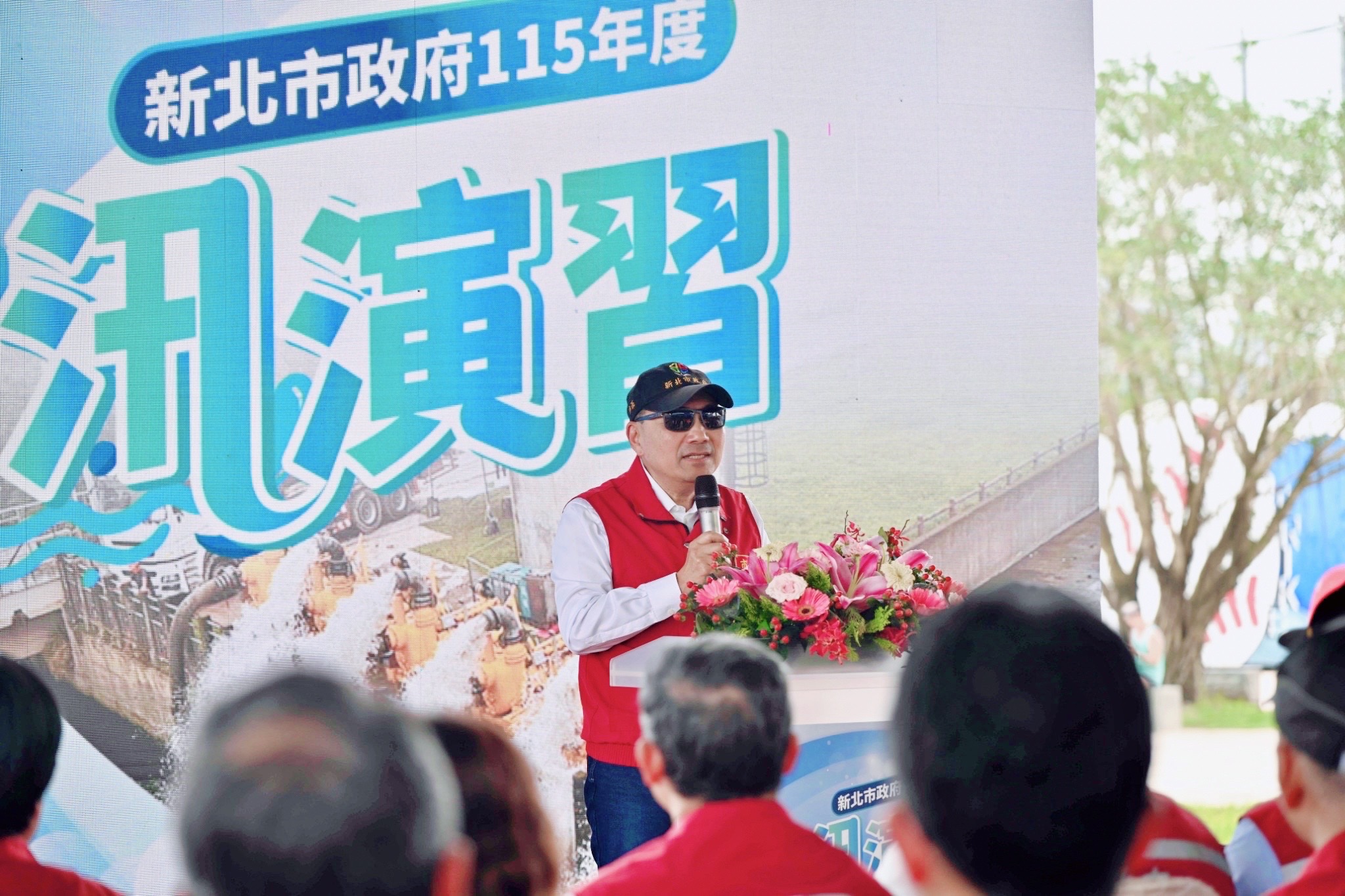 新北市政府今（28）日於新莊塔寮坑抽水站堤外高灘地舉行「115年度防汛演習」。