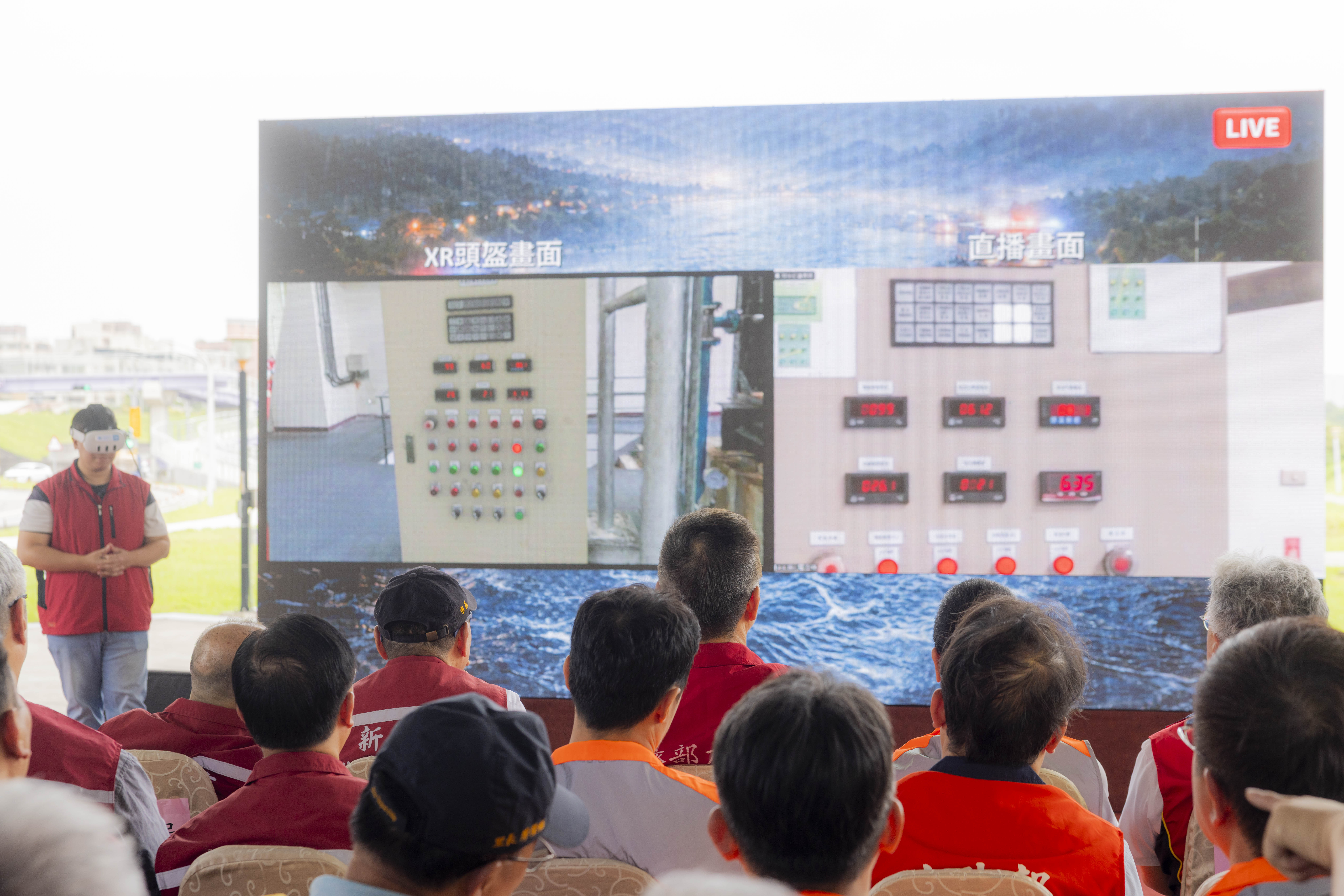 新北市長侯友宜表示，今年以全國首創XR（延展實境）遠端操控系統及升級版「智慧防汛平台」演示防汛整備工作，以科技精準預測水情資訊，搶先2小時應變，展現從「被動應變」轉為「主動預警」的智慧防災實力。