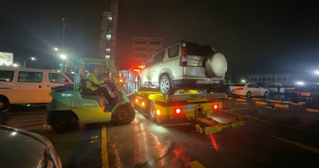  「只出不進」管制後4小時，開始拖吊堤外滯留車輛