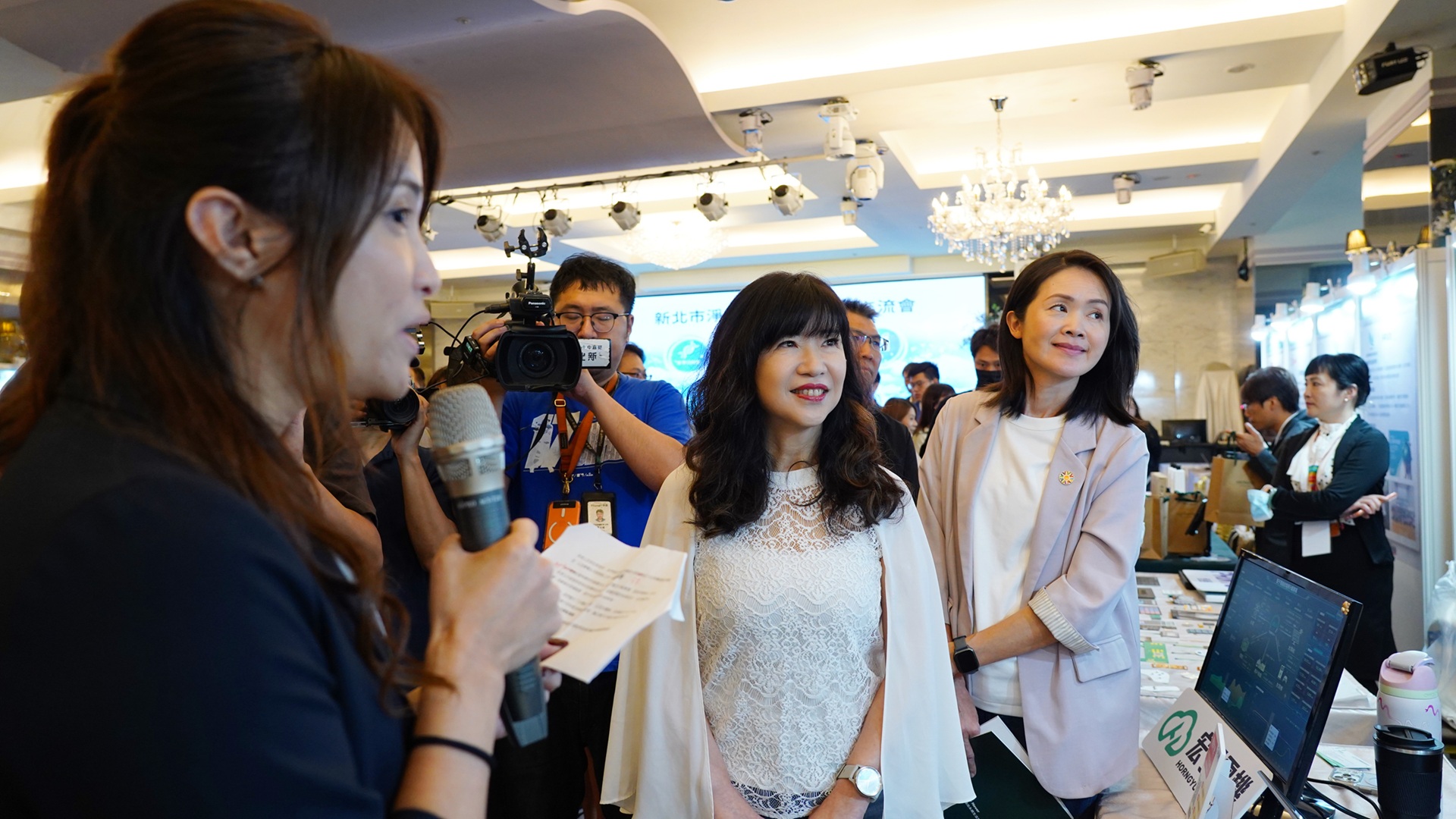 新北市淨零公正轉型成果交流會現場進行成果導覽，經發局長與與會貴賓參觀展示攤位，聽取業者說明節能減碳技術與應用成果。