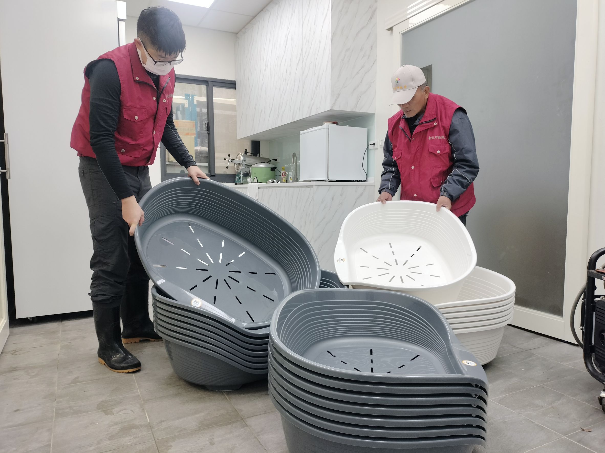 動保員分配保暖防潮床給每一隻毛寶貝