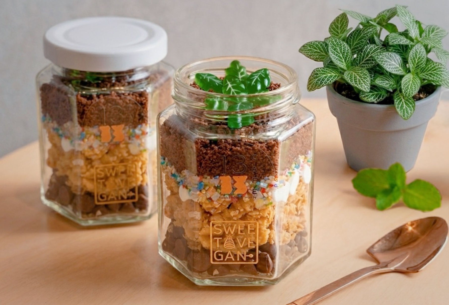  「13 CAF&Eacute;」母親節當日限定推出的「幻彩考古罐」DIY。