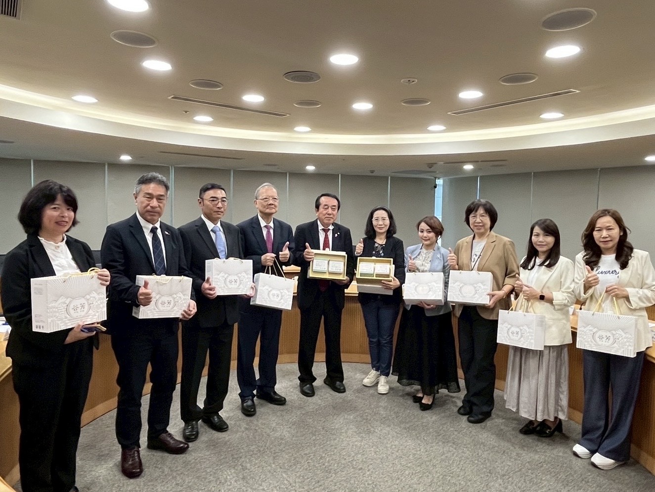 日本宮崎縣台灣交流大使星原透代表團拜會新北市政府經濟發展局，進行雙方木材產業交流，並透過谷芳有機茶園禮盒，將新北好茶推廣到日本。