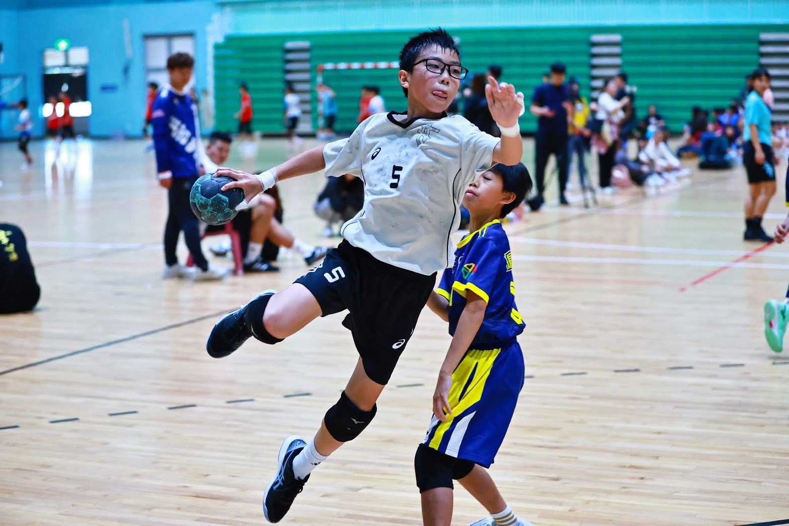中和國小勇奪114學年度全國中小學手球賽國小男子組冠軍 翁兆君（右翼）突破防線躍起攻門 展現關鍵得分氣勢