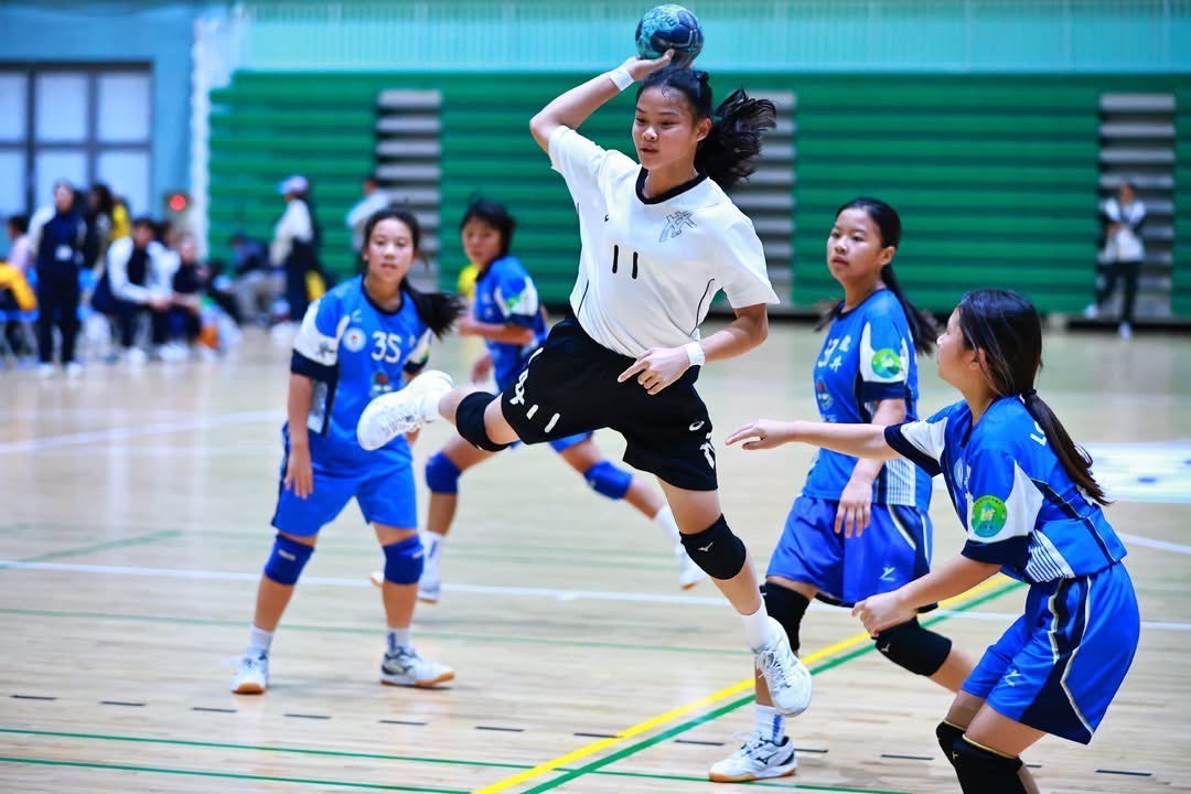中和國小勇奪114學年度全國中小學手球賽國小女子組冠軍 林湘庭（左翼）果斷切入強勢出手 穩定發揮帶領球隊奪勝
