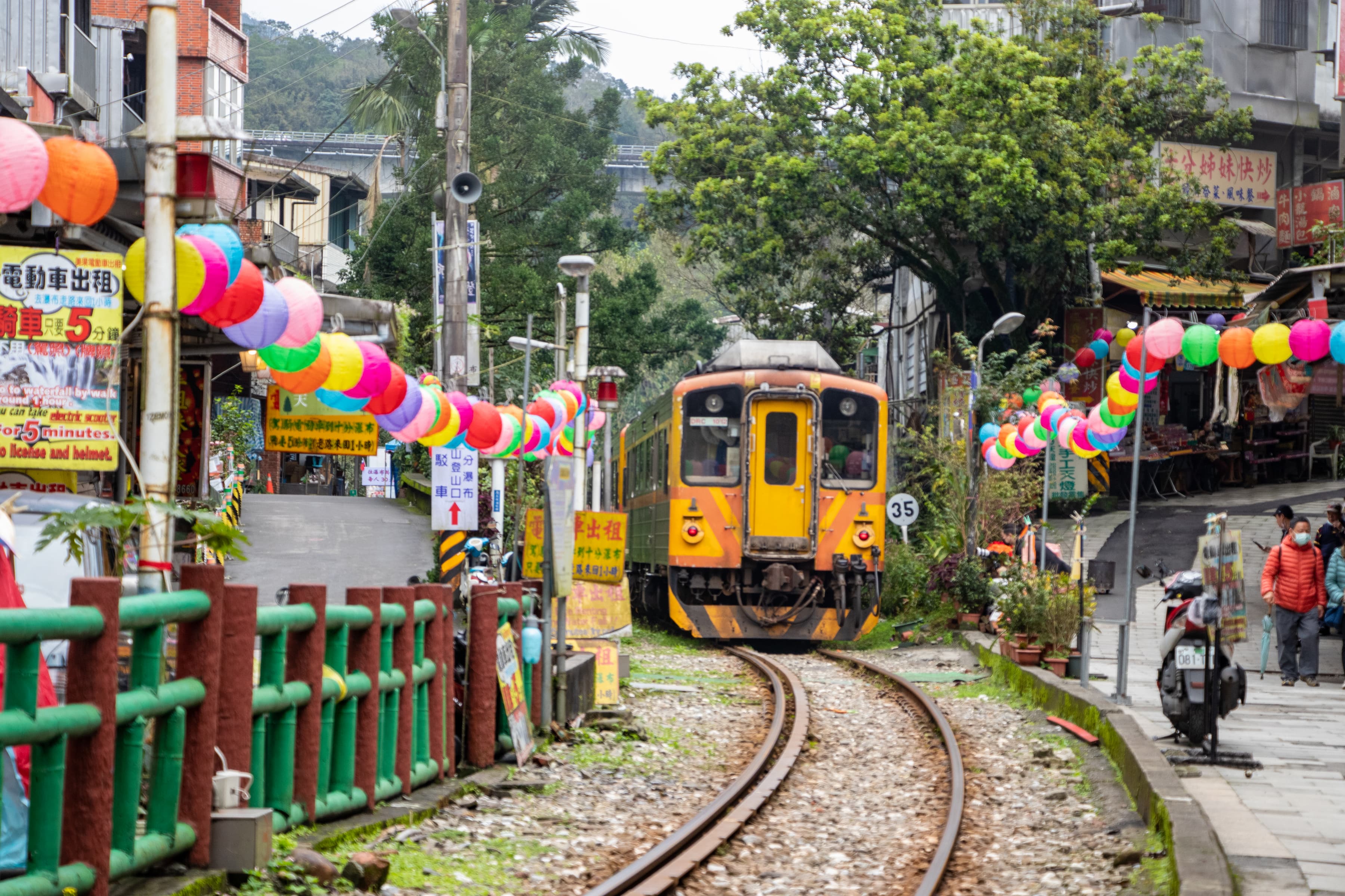 造訪十分瀑布後，順遊車站與老街，體驗火車門前過的獨特奇景，施放天燈感受山城人文溫度。