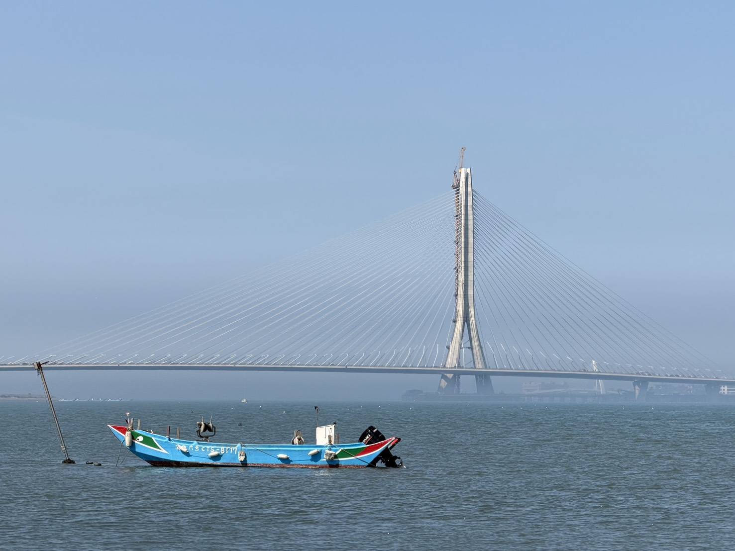淡水過去為傳統的漁村，淡江大橋完工後，成為具有現代感設計的美學城市。.