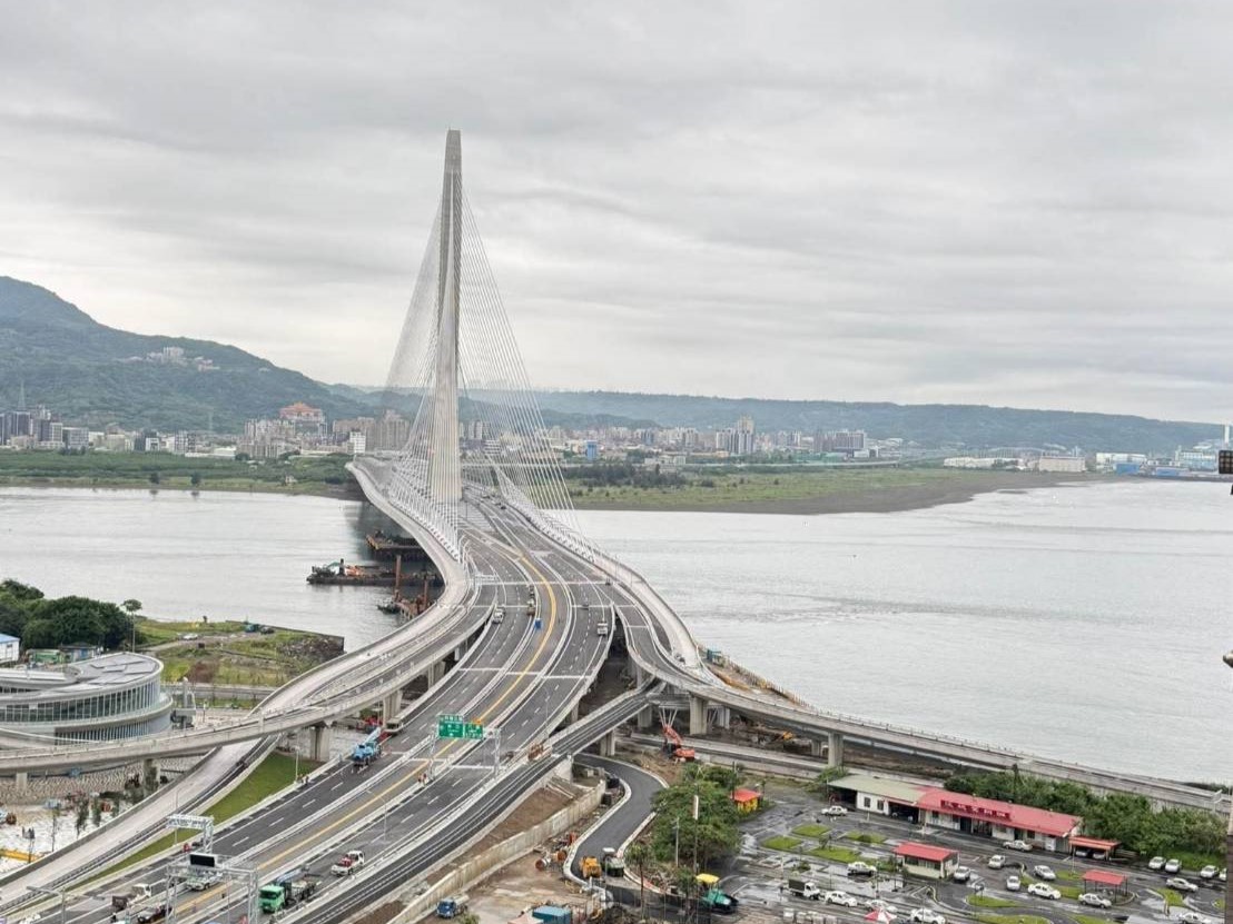  淡江大橋完工後將縮短淡水與八里間的交通運輸，便捷路網進而帶動淡水、八里、北海岸整體的觀光與經濟產值。