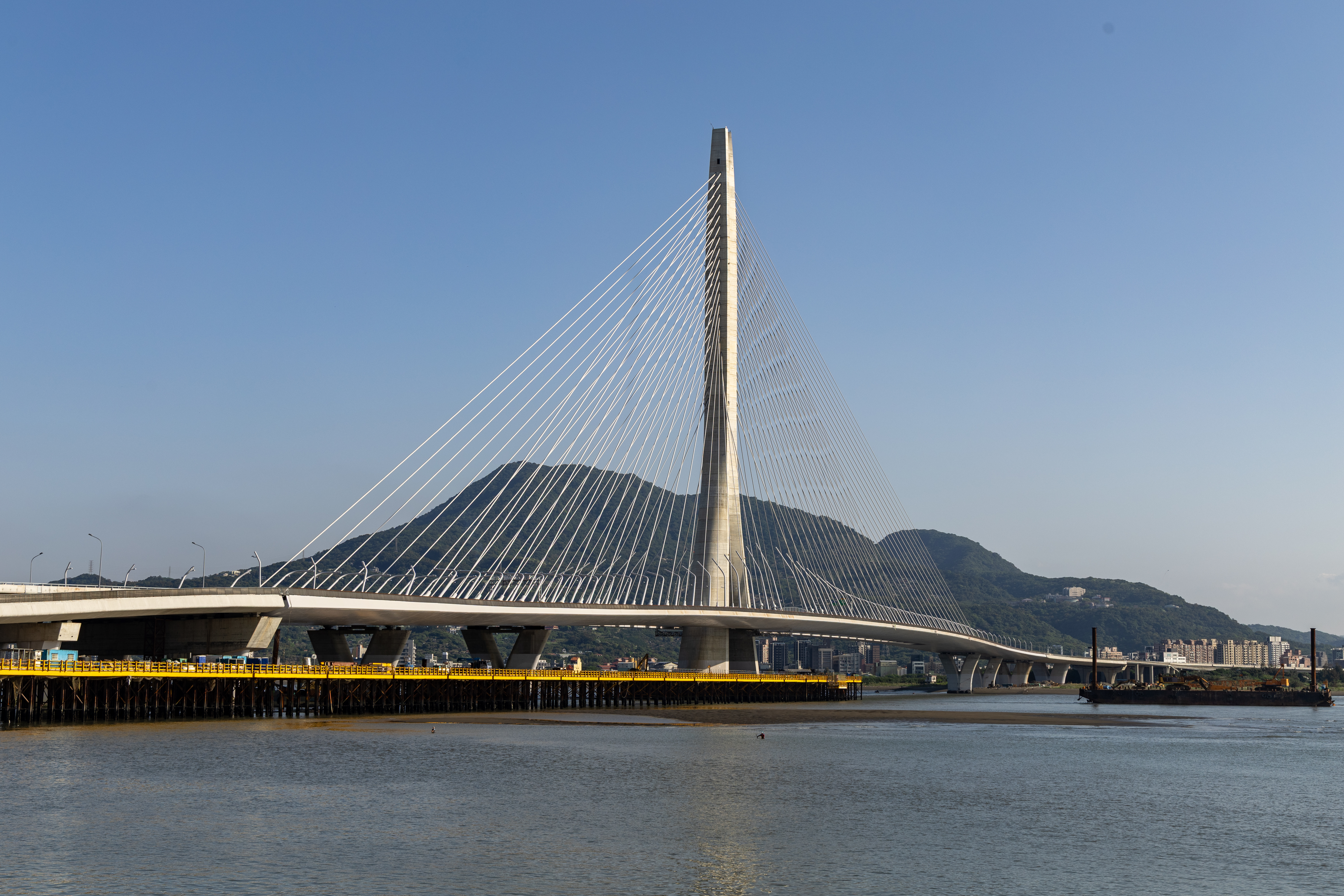 淡江大橋的不對稱單塔斜張橋為國際的知名地標。民眾可於5月3日登橋野餐，欣賞主塔與觀音山交映的壯闊景觀。