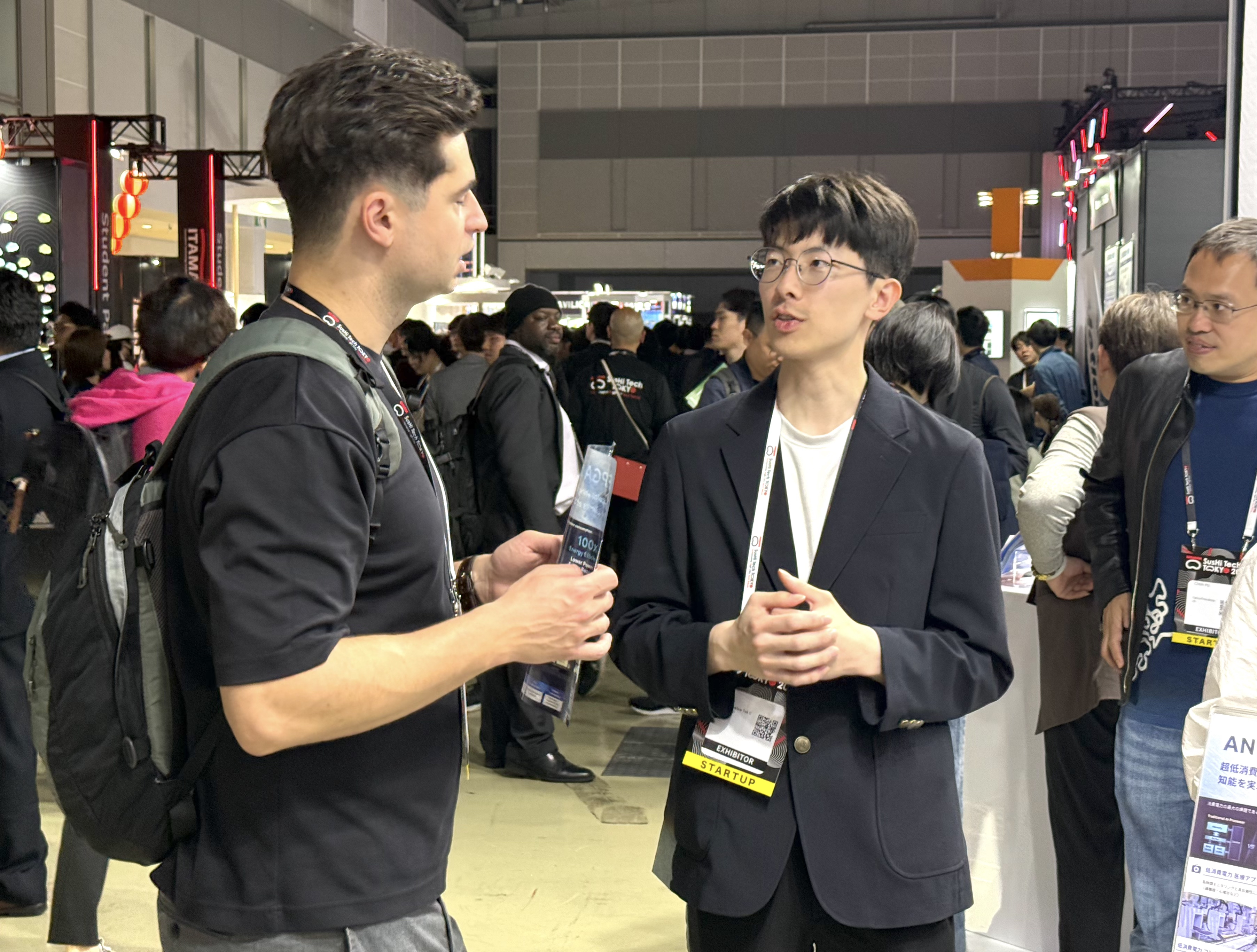 臻至科技執行長陳定揚Mark（圖右）在展會現場與來自各地的夥伴交流。